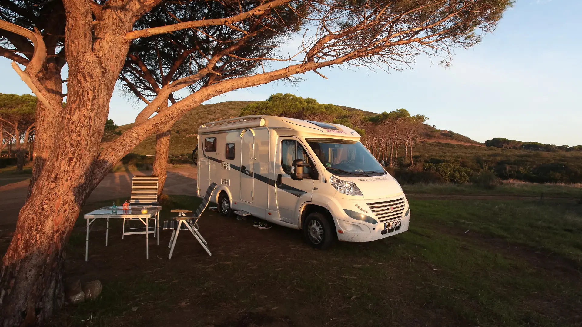 Schreckmoment für zwei deutsche Urlauber auf Sardinien: Ihr Camper wurde beschossen.