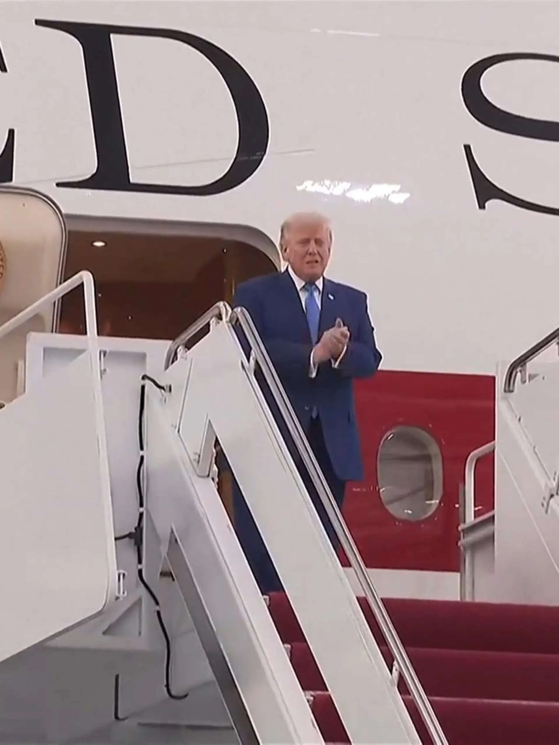 Bild zu: "„Ein fliegendes Weißes Haus" – Donald Trump weiht Air Force One aus Katar ein"