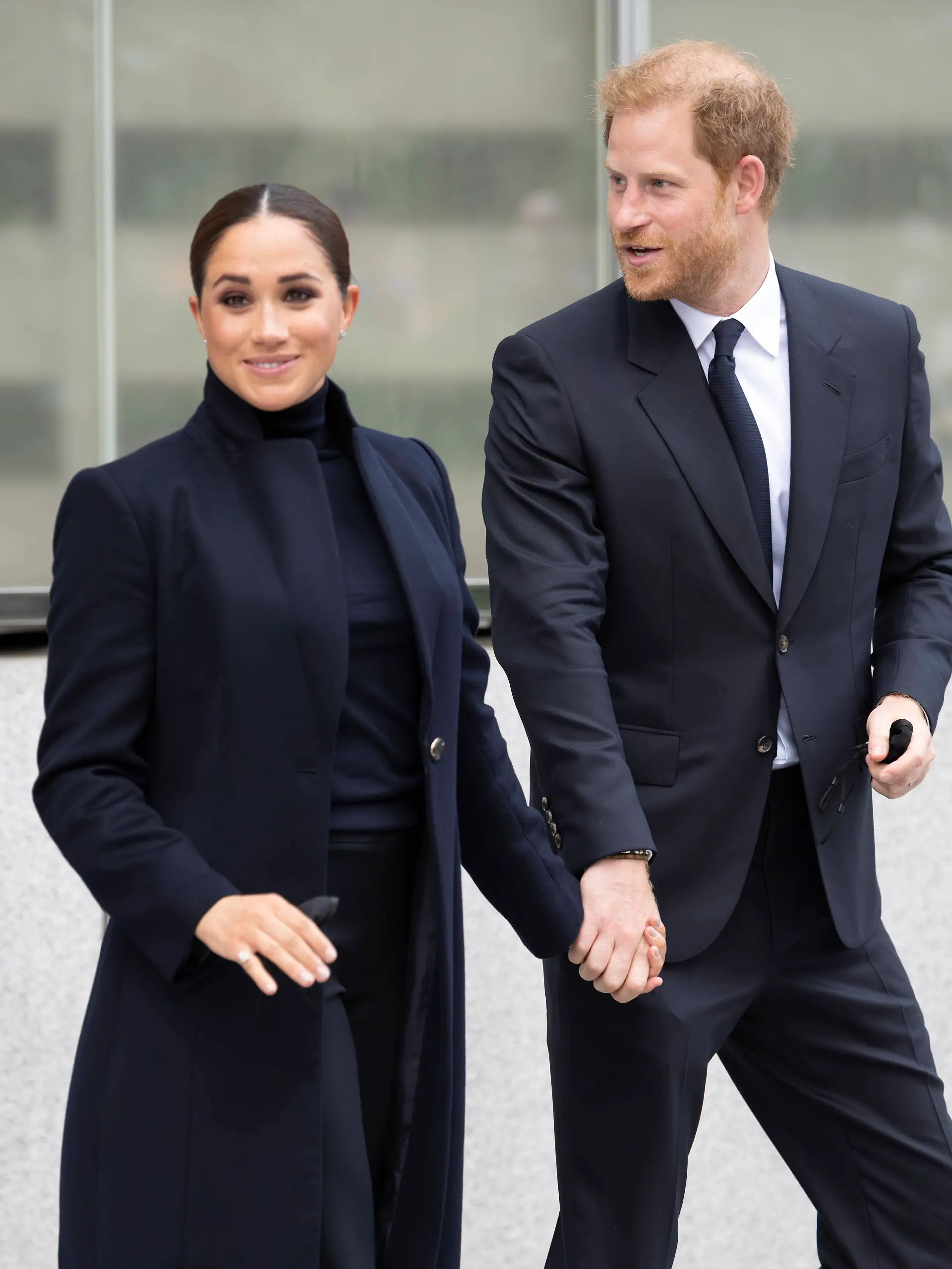 Bild zu: "Harry und Meghan mit den Kindern bei König Charles"