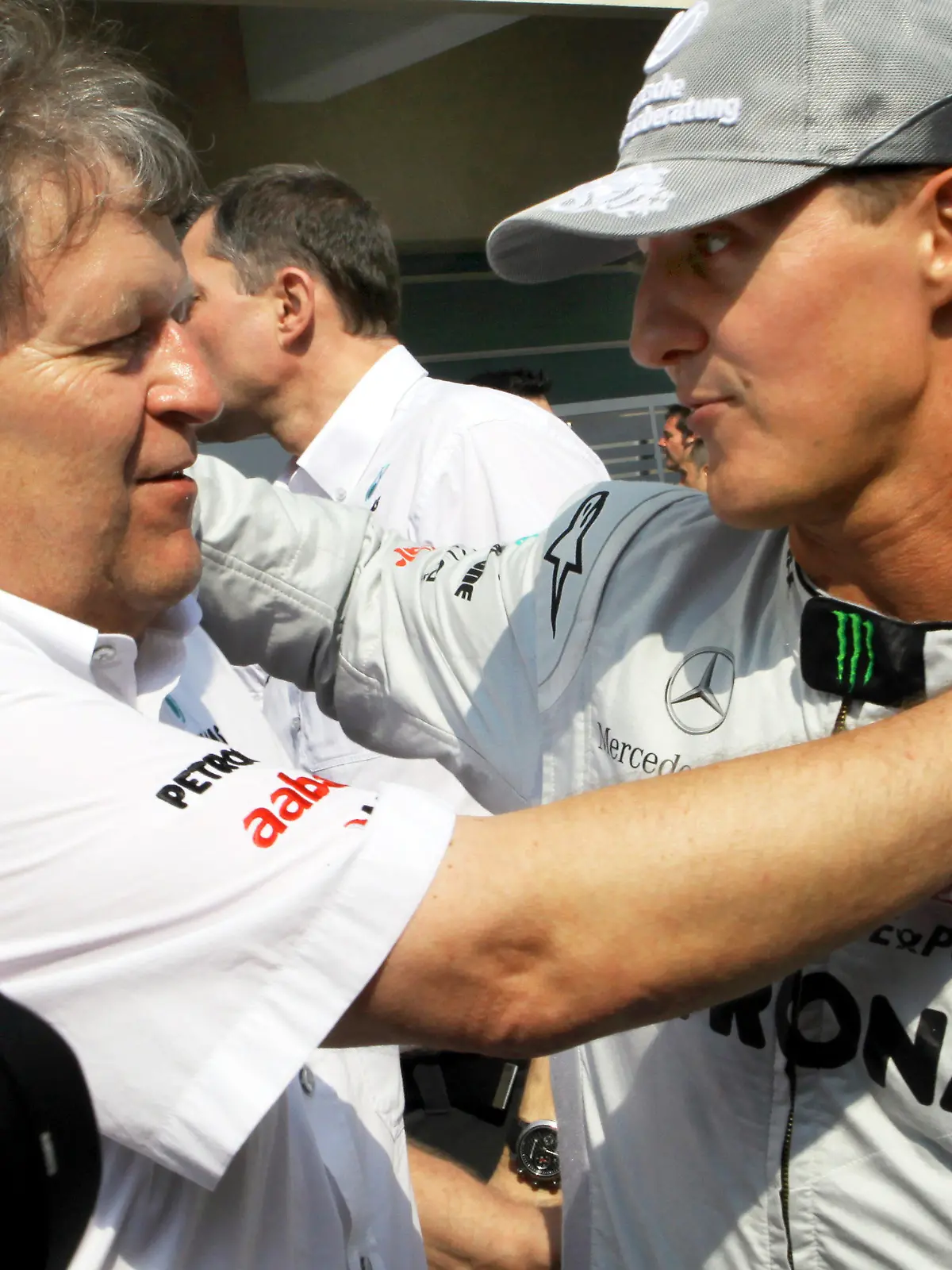 ARCHIV - Mercedes-Motorsportchef Norbert Haug (l) legt Formel-1-Pilot Michael Schumacher am 14.11.2010 die Hand auf die Schulter im Fahrerlager Yas Marina Circuit in den Vereinigten Arabischen Emiraten. Mercedes trennt sich zum Jahresende vom langjährigen Motorsportchef Norbert Haug. Der Vertrag mit dem 60-Jährigen werde im «beiderseitigen Einvernehmen» aufgelöst, hieß es. Foto:Jens Büttner/dpa (zu dpa 0938 vom 13.12.2012)  +++(c) dpa - Bildfunk+++