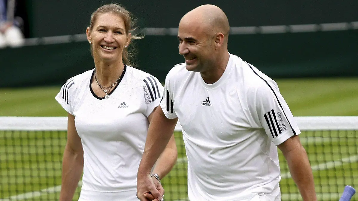 ARCHIV - 17.05.2009, Großbritannien, London: Andre Agassi (r) und Steffi Graf gehen Hand in Hand über den Center Court in Wimbledon (Archivfoto vom 17.05.2009).  (zu dpa: «Andre Agassi feiert am 29. April seinen 50. Geburtstag») Foto: picture alliance / dpa +++ dpa-Bildfunk +++