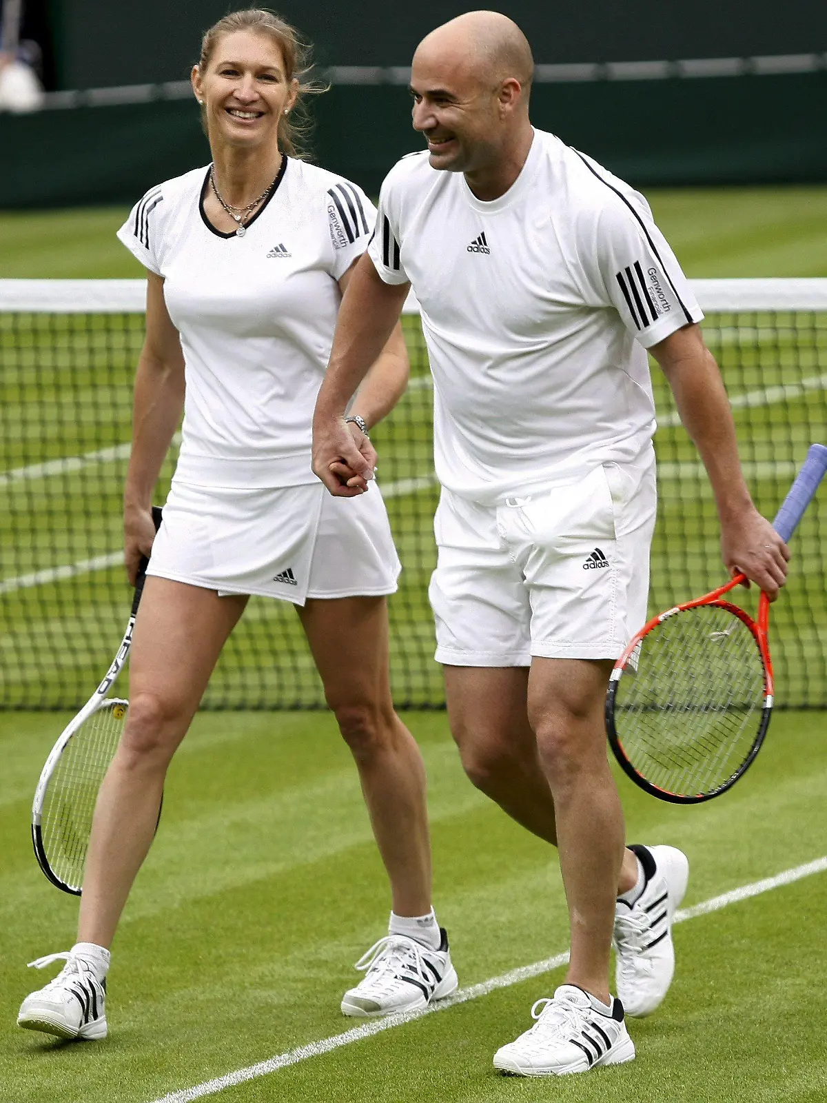 ARCHIV - 17.05.2009, Großbritannien, London: Andre Agassi (r) und Steffi Graf gehen Hand in Hand über den Center Court in Wimbledon (Archivfoto vom 17.05.2009).  (zu dpa: «Andre Agassi feiert am 29. April seinen 50. Geburtstag») Foto: picture alliance / dpa +++ dpa-Bildfunk +++