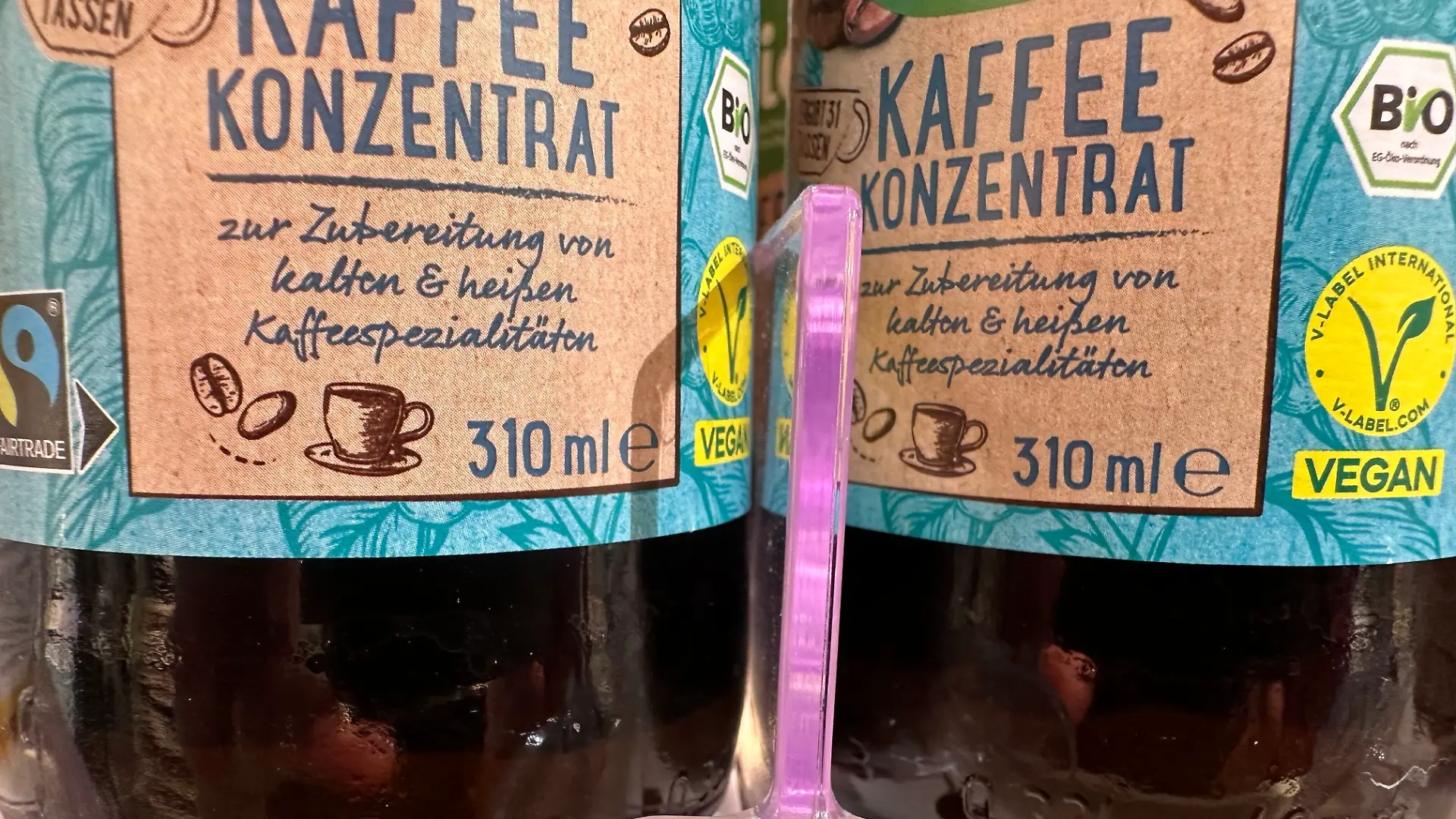 Flaschen mit Kaffeekonzentrat stehen in einem Drogeriemarktregal. (zu dpa: «Ist Kaffeekonzentrat der Sommertrend '26?») +++ dpa-Bildfunk +++
