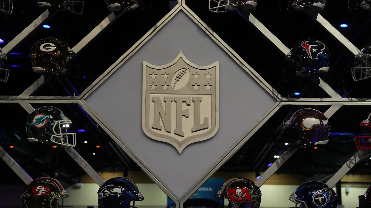 NFL, American Football Herren, USA Super Bowl LVII-NFL Experience Feb 11, 2023 Phoenix, AZ, USA An NFL shield logo at the Super Bowl LVII Experience at the Phoenix Convention Center. Phoenix Phoenix Convention Center Arizona United States, EDITORIAL USE ONLY PUBLICATIONxINxGERxSUIxAUTxONLY Copyright: xKirbyxLeex 20230211_jla_al2_023