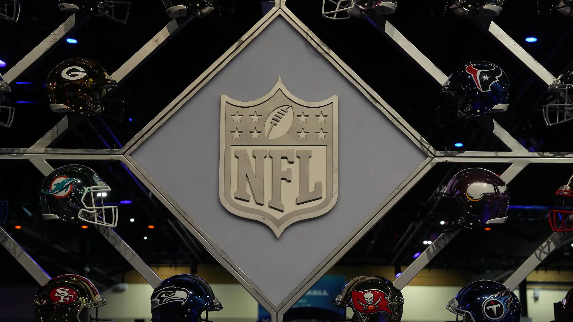 NFL, American Football Herren, USA Super Bowl LVII-NFL Experience Feb 11, 2023 Phoenix, AZ, USA An NFL shield logo at the Super Bowl LVII Experience at the Phoenix Convention Center. Phoenix Phoenix Convention Center Arizona United States, EDITORIAL USE ONLY PUBLICATIONxINxGERxSUIxAUTxONLY Copyright: xKirbyxLeex 20230211_jla_al2_023