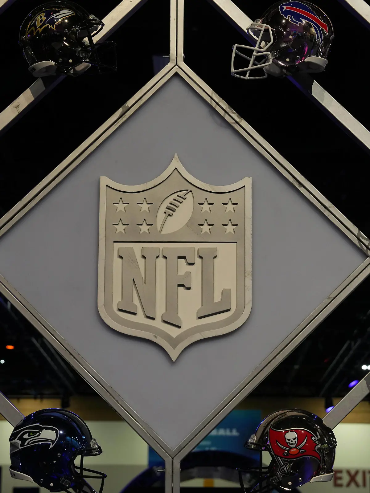 NFL, American Football Herren, USA Super Bowl LVII-NFL Experience Feb 11, 2023 Phoenix, AZ, USA An NFL shield logo at the Super Bowl LVII Experience at the Phoenix Convention Center. Phoenix Phoenix Convention Center Arizona United States, EDITORIAL USE ONLY PUBLICATIONxINxGERxSUIxAUTxONLY Copyright: xKirbyxLeex 20230211_jla_al2_023