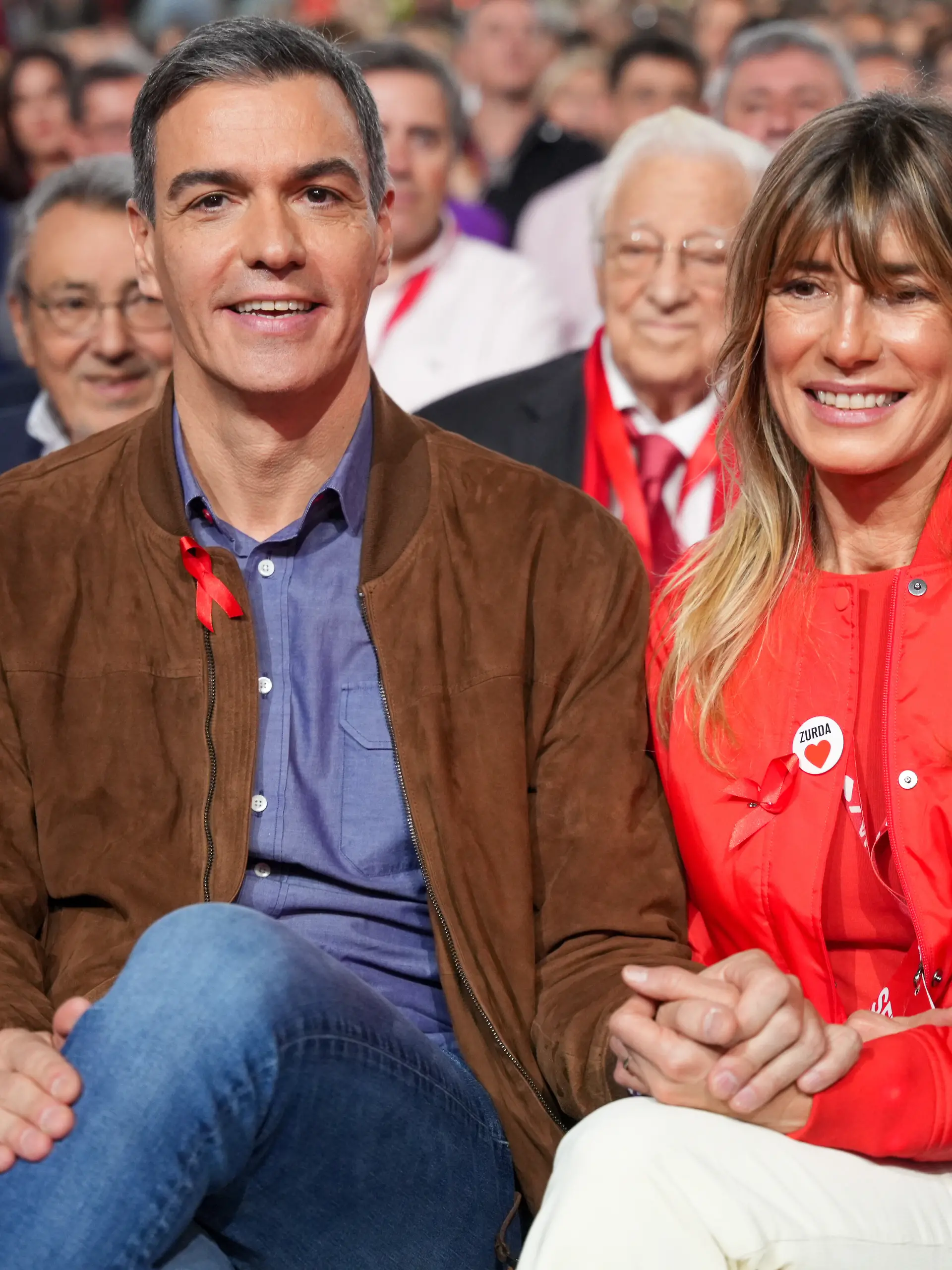 Pedro Sánchez, spanischer Ministerpräsident, und seine Frau Begoña Gómez während der Abschlussfeier des 41. Bundeskongresses der PSOE im Palacio de Congresos y Exposiciones. (zu dpa: «Spanien: Frau von Sánchez darf nicht mehr ins Ausland») +++ dpa-Bildfunk +++