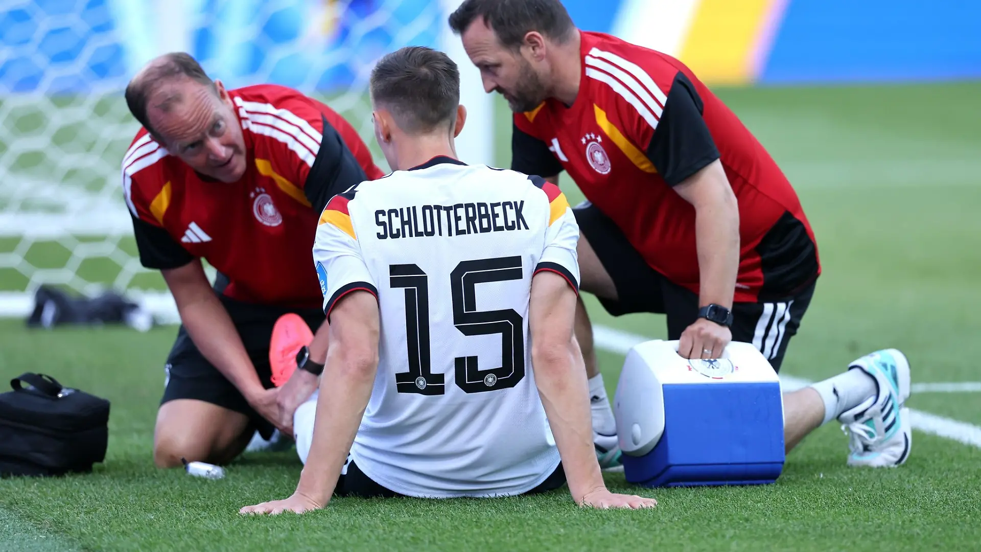 Schlotterbeck wurde behandelt und hielt noch bis zur Halbzeitpause durch.