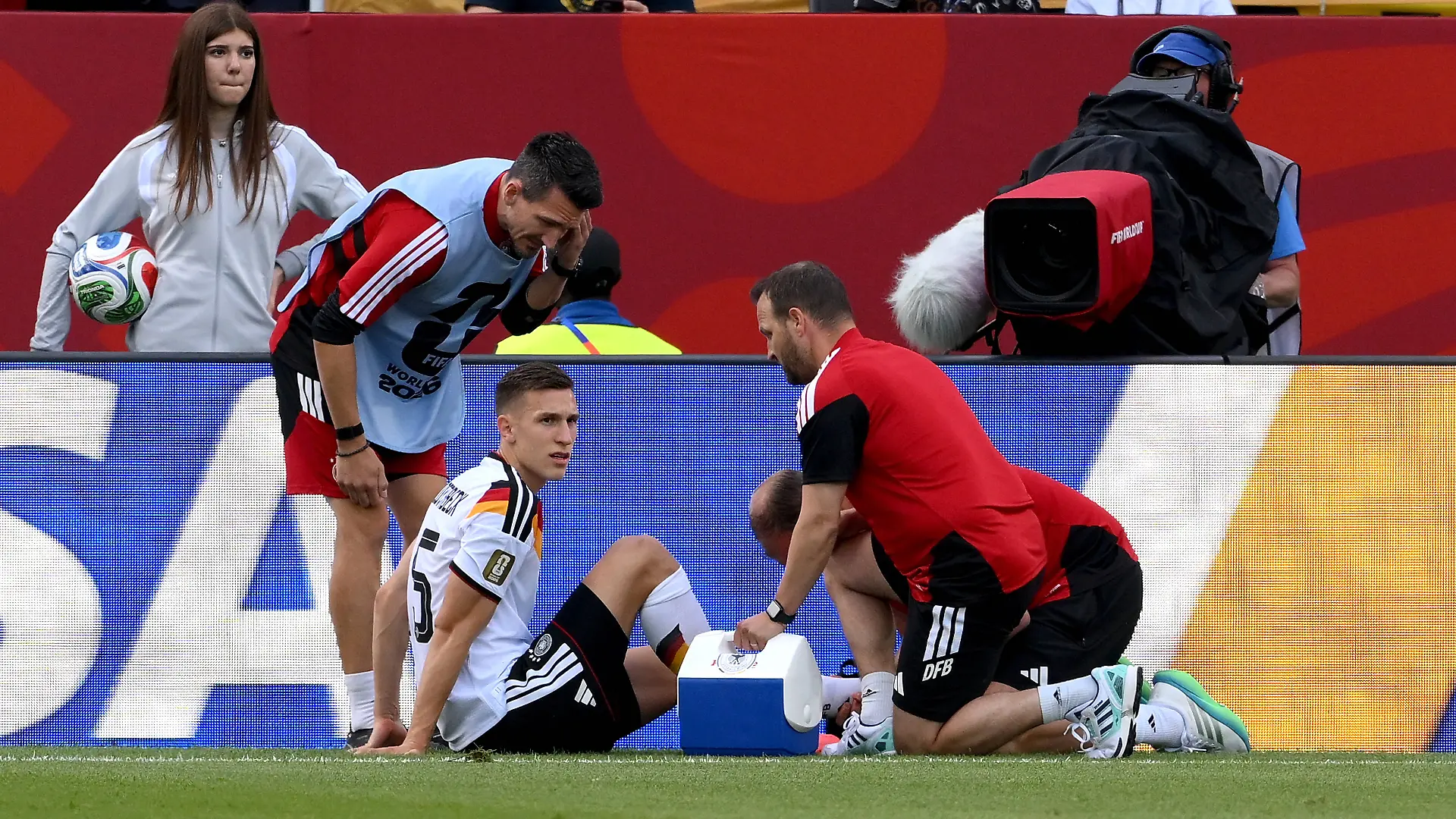 Fussball FIFA WM 2026 Vorrunde Gruppe E in Toronto Deutschland - Elfenbeinkueste 20.06.2026 Nico Schlotterbeck Deutschland verletzt am Boden, wird behandelt *** Soccer