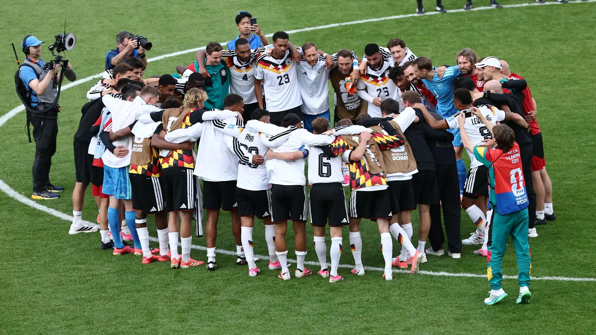 Das DFB-Team feiert den Erfolg in Toronto.
