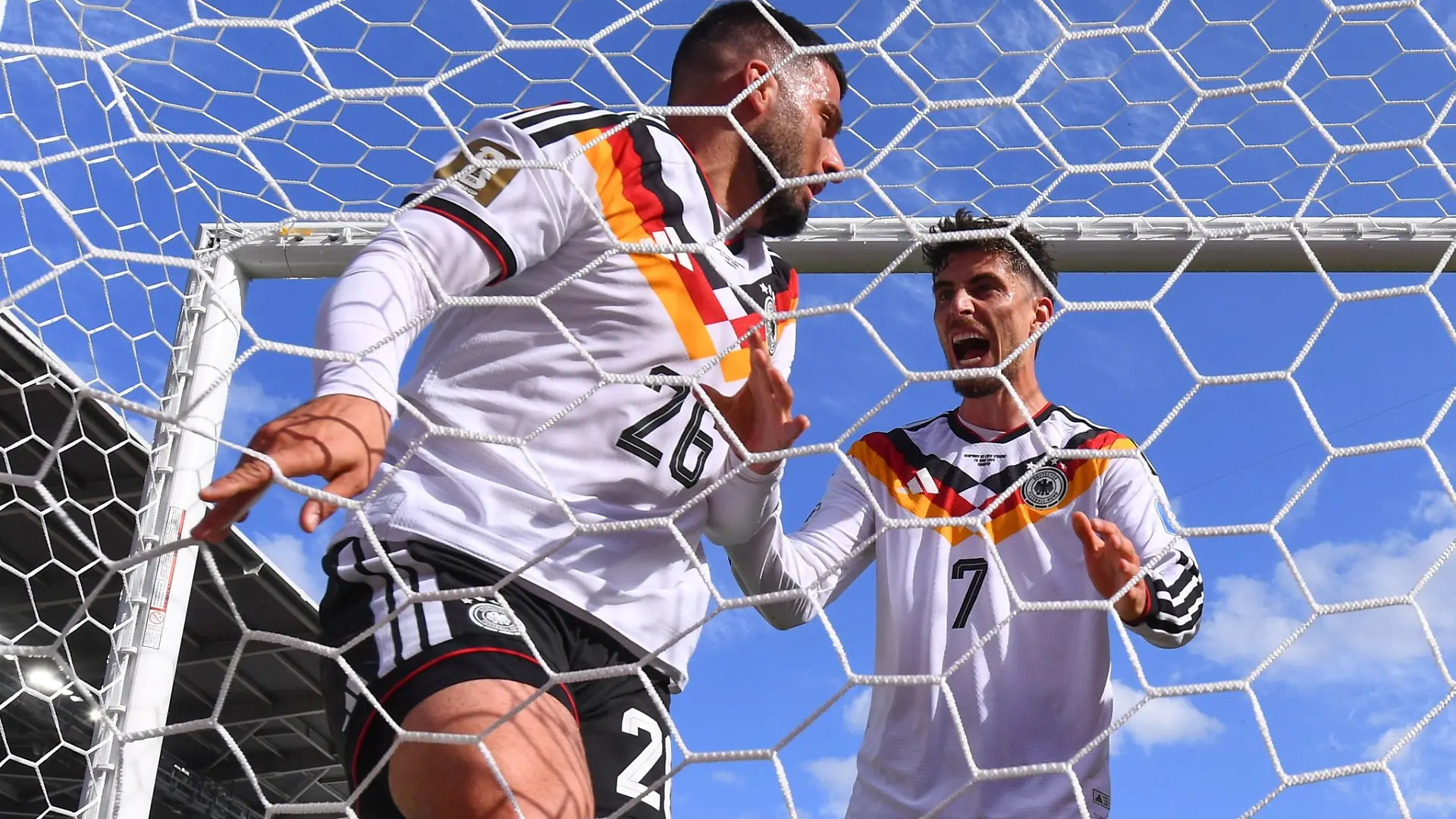 Ball und Schütze im Tor. Kai Havertz läuft jubelnd zu Deniz Undav (l).