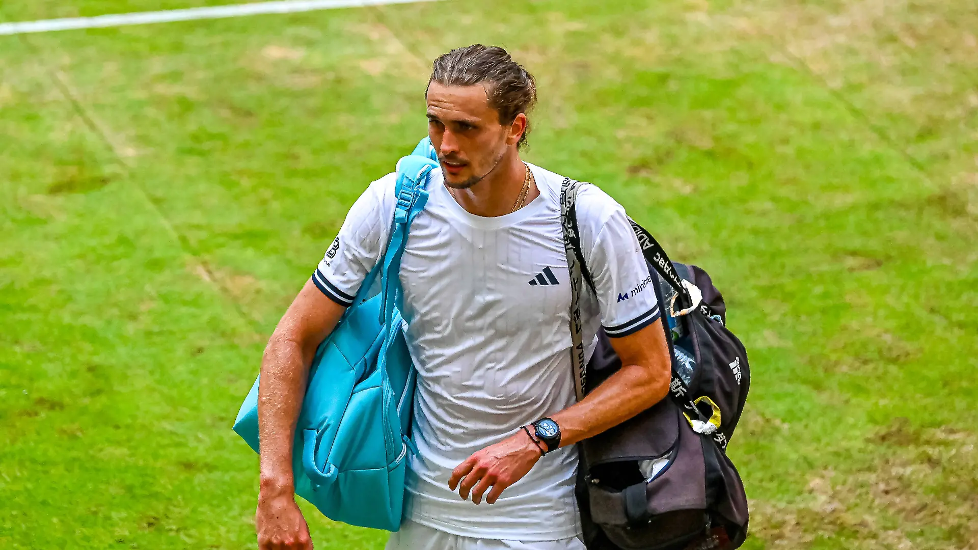 Alexander Zverev GER verlaesst das Stadion TERRA WORTMANN Open 2026, Tennis, ATP, Tennis Herren Tennis Herren 500, Turnier, Hauptfeld, Halbfinale, 20.06.2026, TERRA WORTMANN Open 2026, Tennis, ATP, Tennis Herren 500, Turnier, Hauptfeld, Halbfinale, 20.06.2026 Halle *** Alexander Zverev GER leaves the stadium at the TERRA WORTMANN Open 2026, Tennis, ATP, Mens 500, Tournament, Main Draw, Semifinals, June 20, 2026, TERRA WORTMANN Open 2026, Tennis, ATP, Mens 500, Tournament, Main Draw, Semifinals, June 20, 2026, Indoor,detected_source_language Copyright: xEibner-Pressefoto/RobertxGertzenx EP_RGN