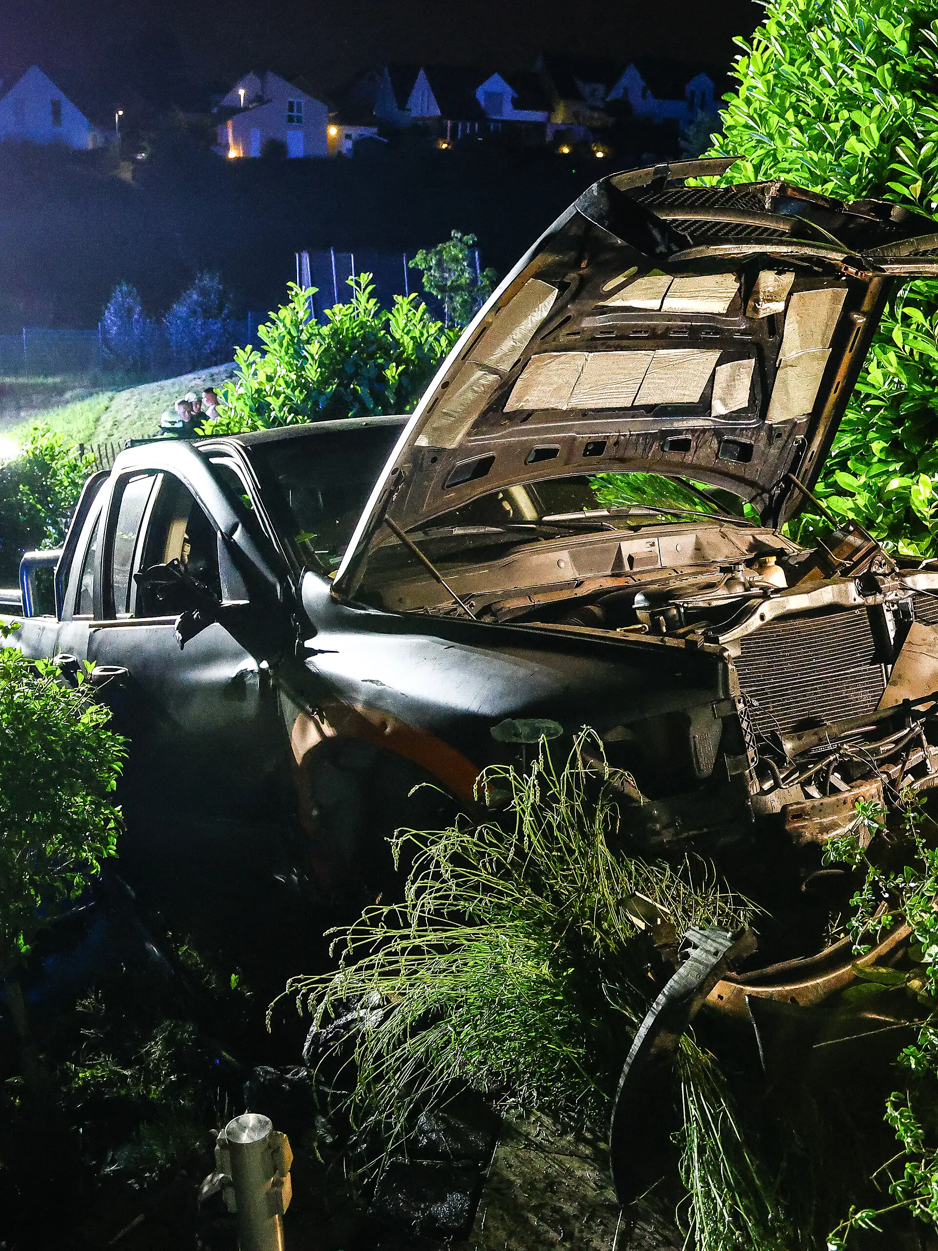 Ein Pick-up Truck steht nach einem spektakulären Unfall in einem Garten. Mehrere Menschen sind dabei verletzt worden, so die Feuerwehr.