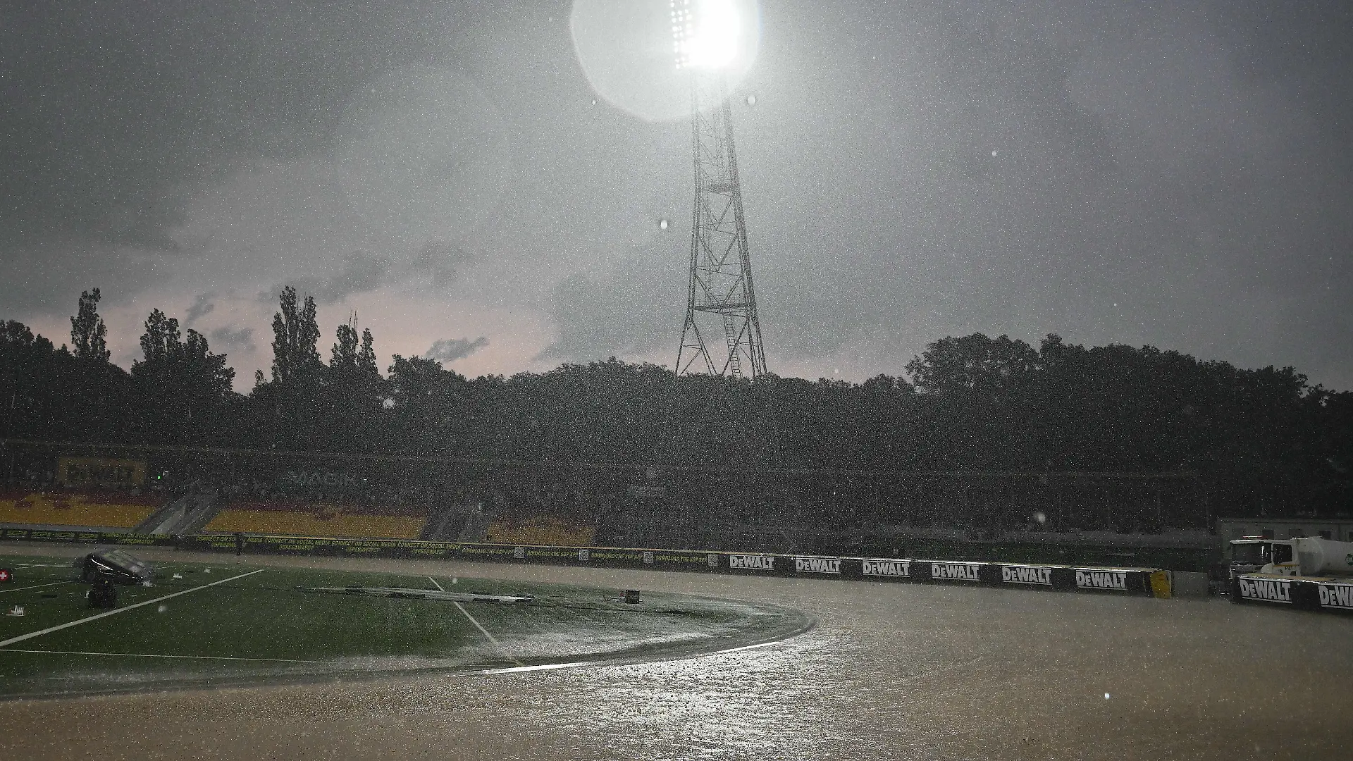 Nach einem heftigen Sommergewitter steht das Gelände des polnischen Speedway-Grand-Prix im Olympiastadion von Breslau unter Wasser. Ein heftiger Regenguss traf Breslau und beeinträchtigte den Wettbewerb stark. +++ dpa-Bildfunk +++