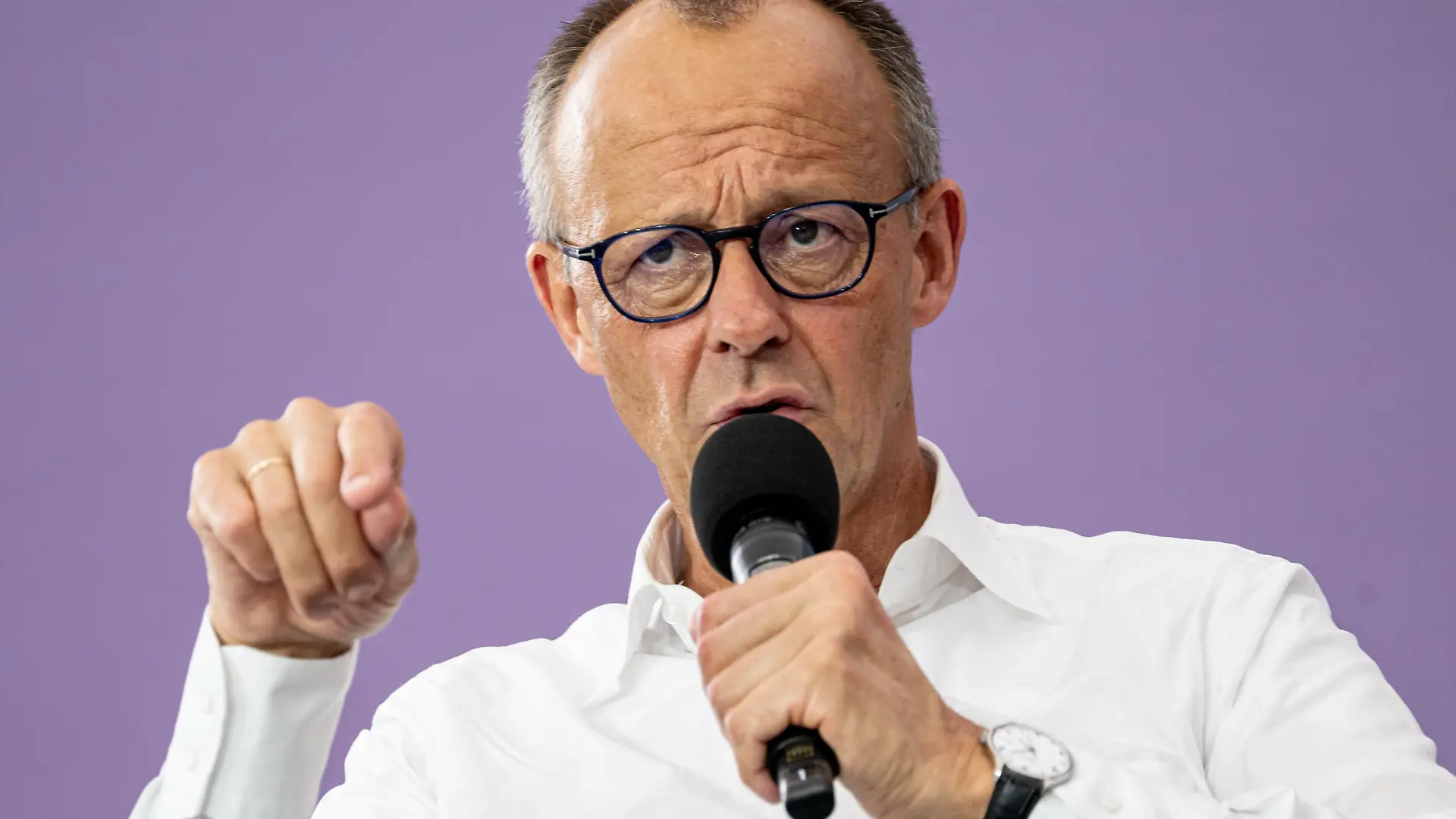 Bundeskanzler Friedrich Merz (CDU) spricht beim Tag der offenen Tür der Bundesregierung im Bundeskanzleramt. (zu dpa: «Merz sieht Einsparpotenzial im Jugendhilfebereich») +++ dpa-Bildfunk +++