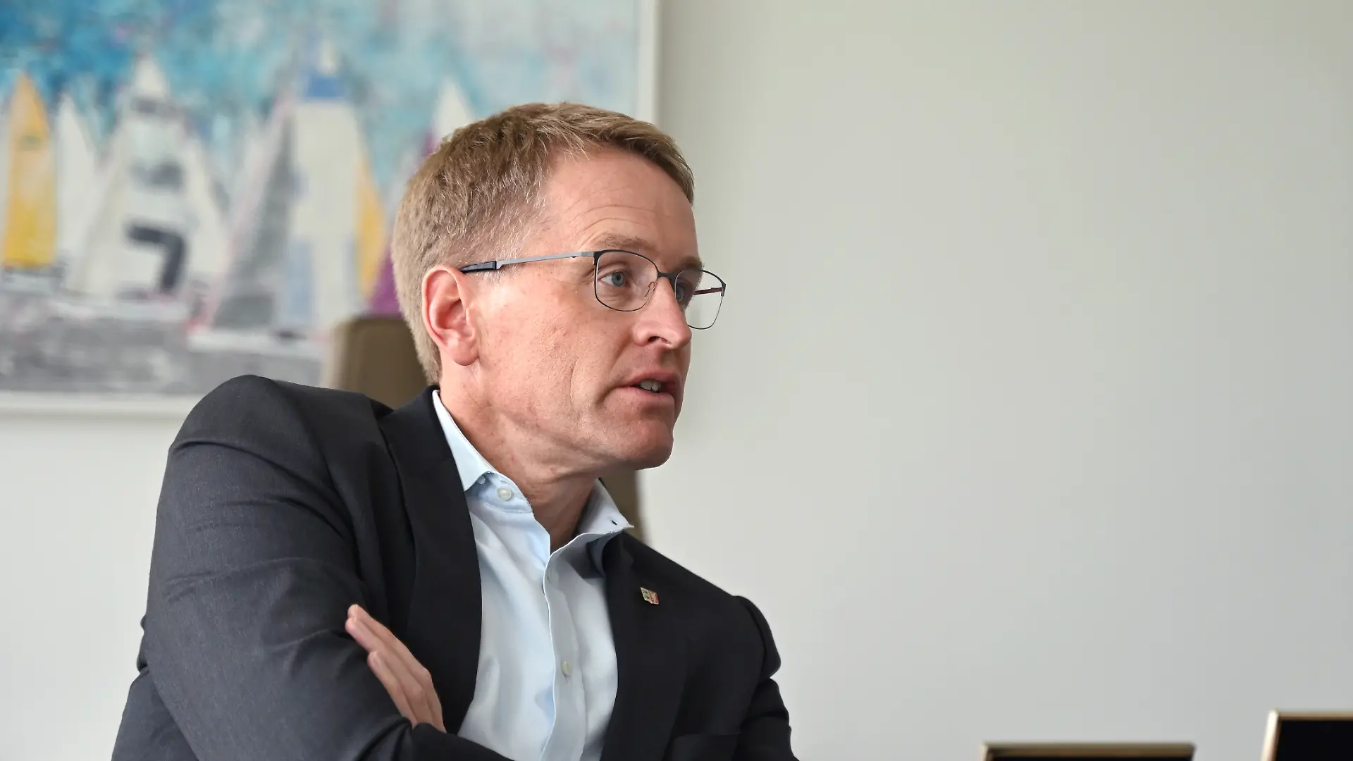 Daniel Günther (CDU), Ministerpräsident von Schleswig-Holstein, aufgenommen bei einem Interview in seinem Büro in der Staatskanzlei.