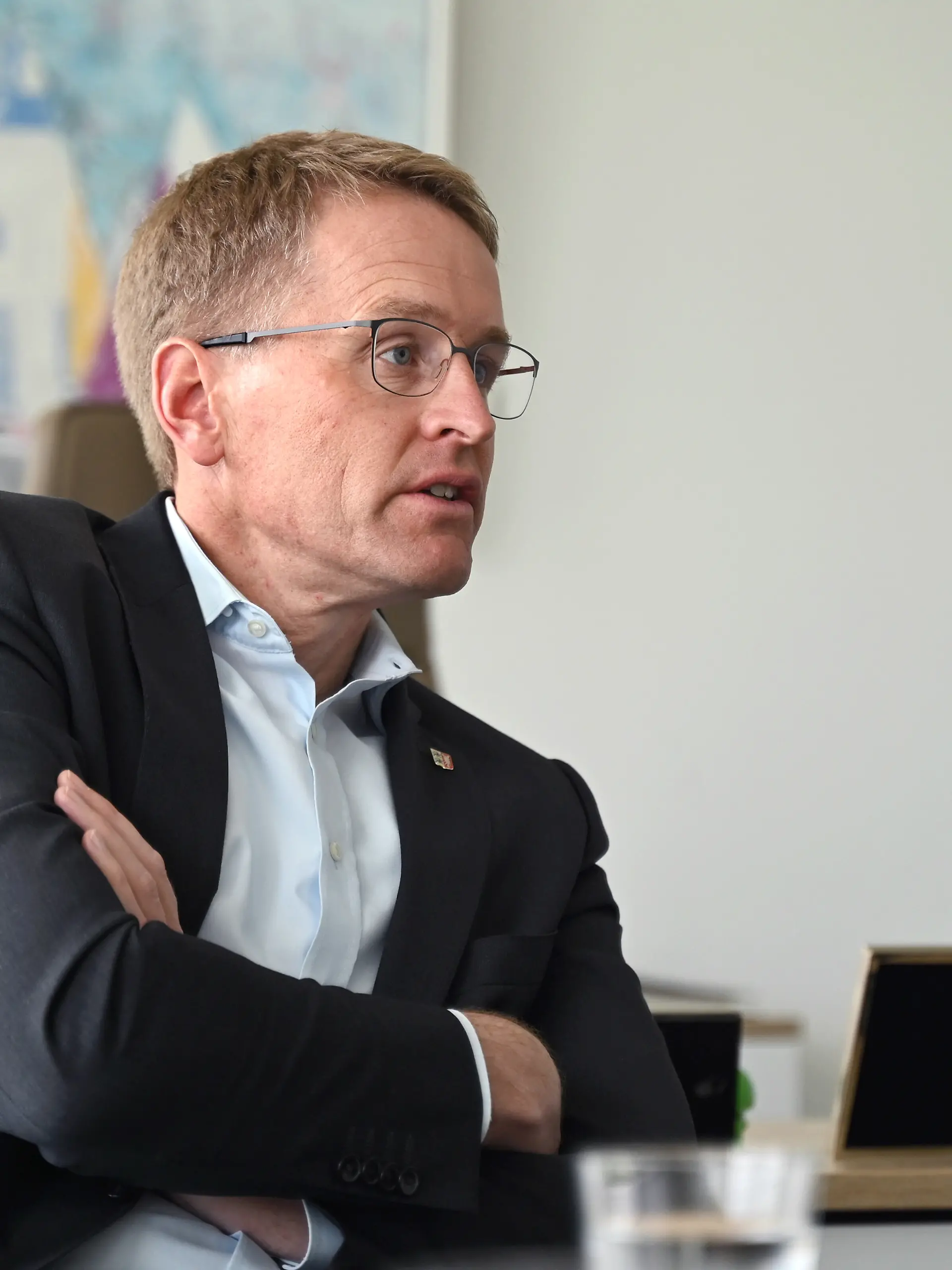 Daniel Günther (CDU), Ministerpräsident von Schleswig-Holstein, aufgenommen bei einem Interview in seinem Büro in der Staatskanzlei.