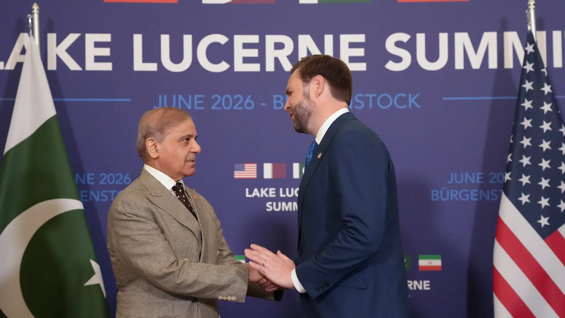 US-Vizepräsident JD Vance (r) begrüßt den pakistanischen Premierminister Shehbaz Sharif im Rahmen hochrangiger Gespräche, die darauf abzielen, eine Einigung zur Beendigung des Nahostkonflikts voranzutreiben. +++ dpa-Bildfunk +++
