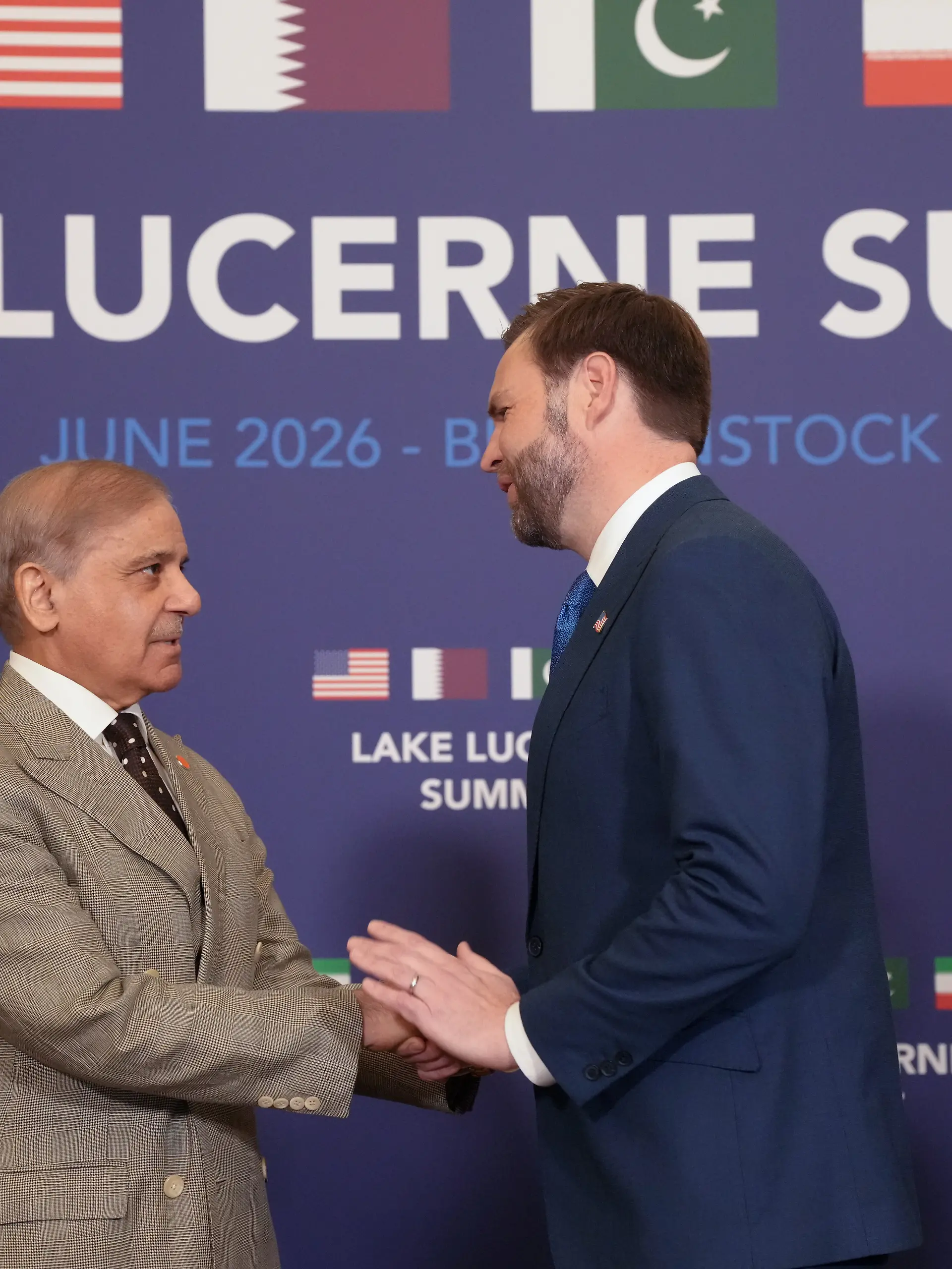 US-Vizepräsident JD Vance (r) begrüßt den pakistanischen Premierminister Shehbaz Sharif im Rahmen hochrangiger Gespräche, die darauf abzielen, eine Einigung zur Beendigung des Nahostkonflikts voranzutreiben. +++ dpa-Bildfunk +++