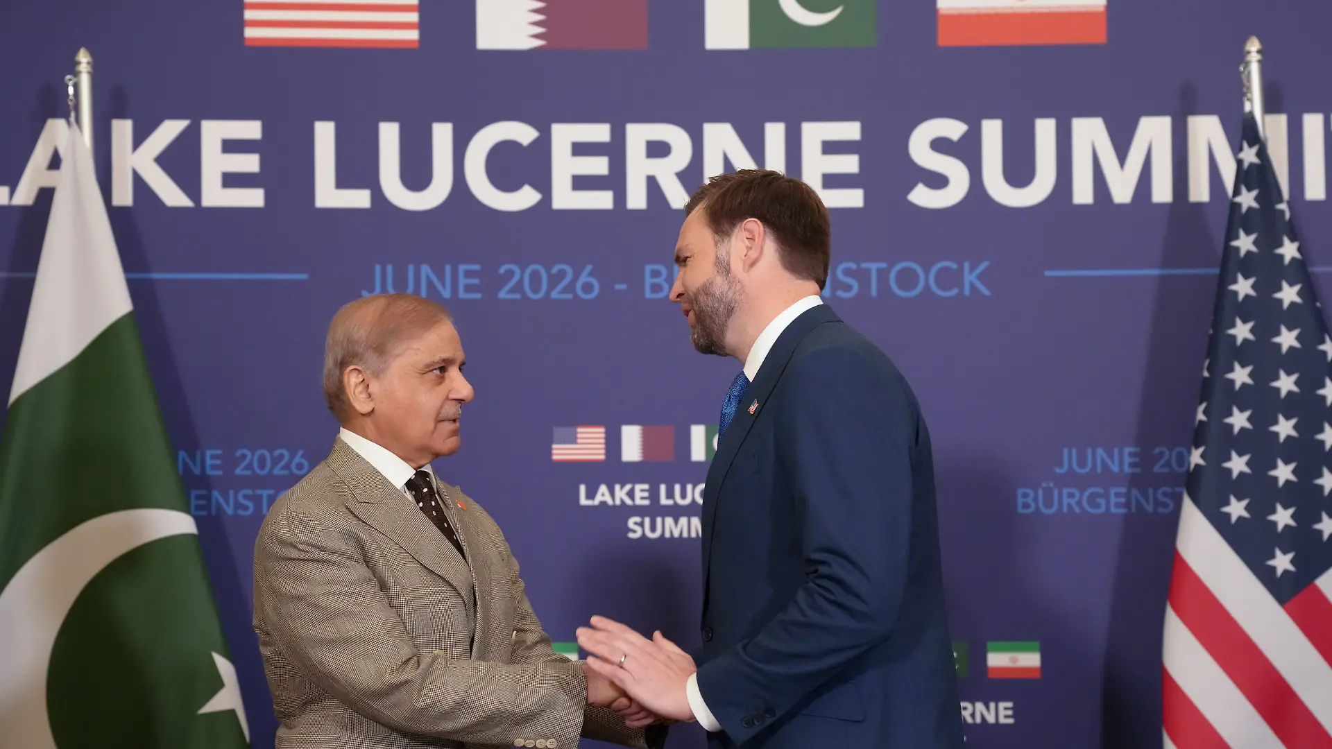 US-Vizepräsident JD Vance (r) begrüßt den pakistanischen Premierminister Shehbaz Sharif im Rahmen hochrangiger Gespräche, die darauf abzielen, eine Einigung zur Beendigung des Nahostkonflikts voranzutreiben. +++ dpa-Bildfunk +++