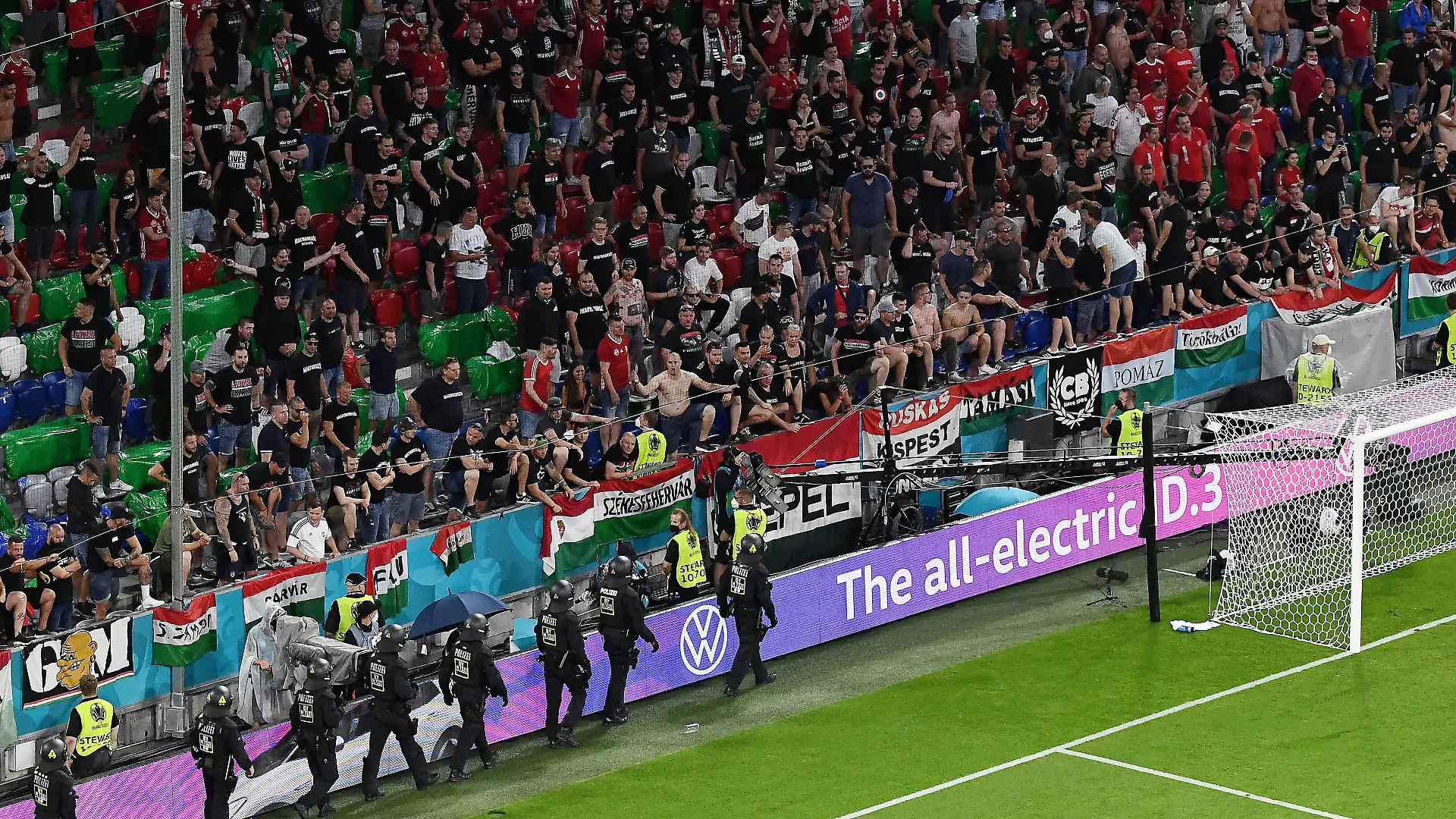 23.06.2021, xjhx, Fussball Europameisterschaft 2020 Gruppe F, Deutschland - Ungarn emspor, v.l. Polizei vor dem Fanblock der Ungarn Muenchen *** 23 06 2021, xjhx, football european championship 2020 group F, germany hungary emspor, v l police in front of fan block of hungary munich