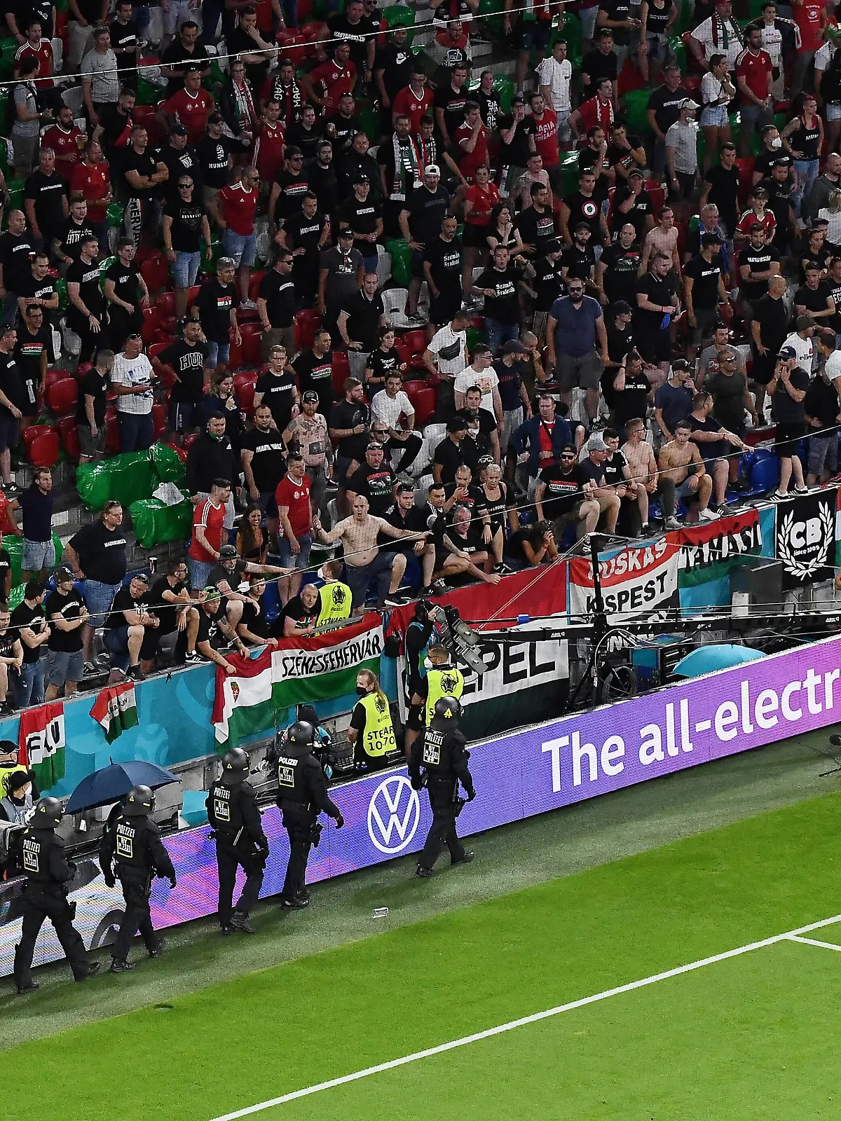23.06.2021, xjhx, Fussball Europameisterschaft 2020 Gruppe F, Deutschland - Ungarn emspor, v.l. Polizei vor dem Fanblock der Ungarn Muenchen *** 23 06 2021, xjhx, football european championship 2020 group F, germany hungary emspor, v l police in front of fan block of hungary munich 