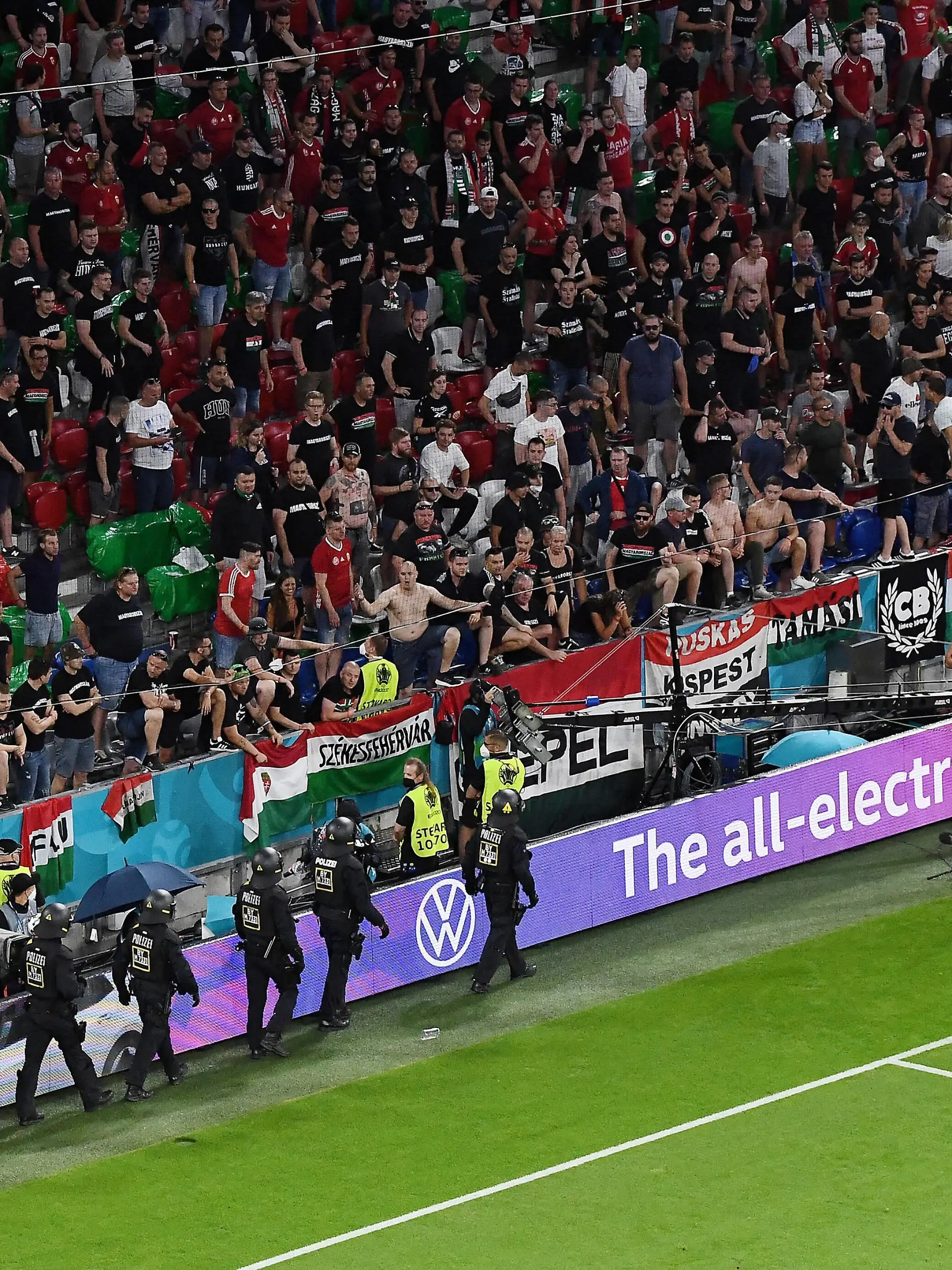 23.06.2021, xjhx, Fussball Europameisterschaft 2020 Gruppe F, Deutschland - Ungarn emspor, v.l. Polizei vor dem Fanblock der Ungarn Muenchen *** 23 06 2021, xjhx, football european championship 2020 group F, germany hungary emspor, v l police in front of fan block of hungary munich 