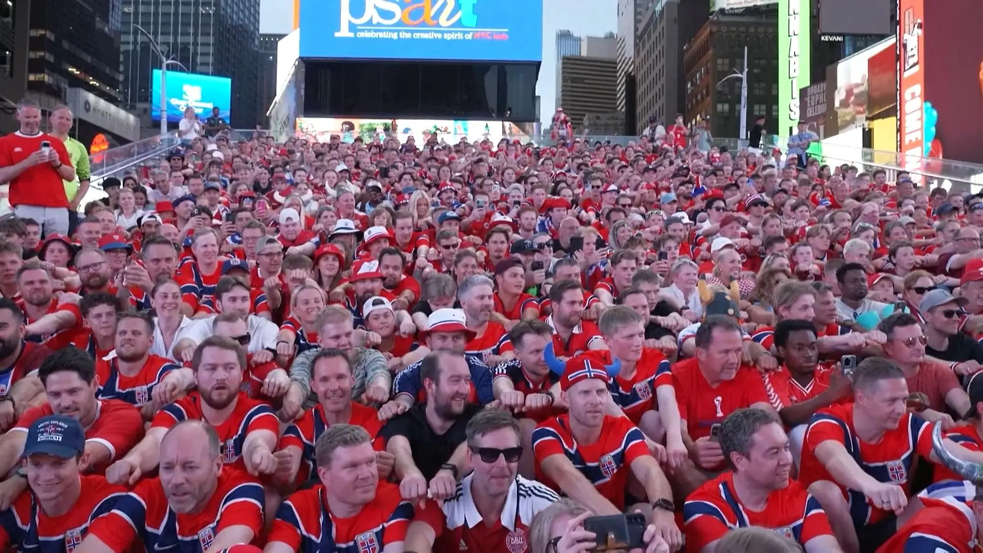 New York sieht rot! Plötzlich wird der Times Square zum Wikingermeer Mega-Party in Weltmetropole