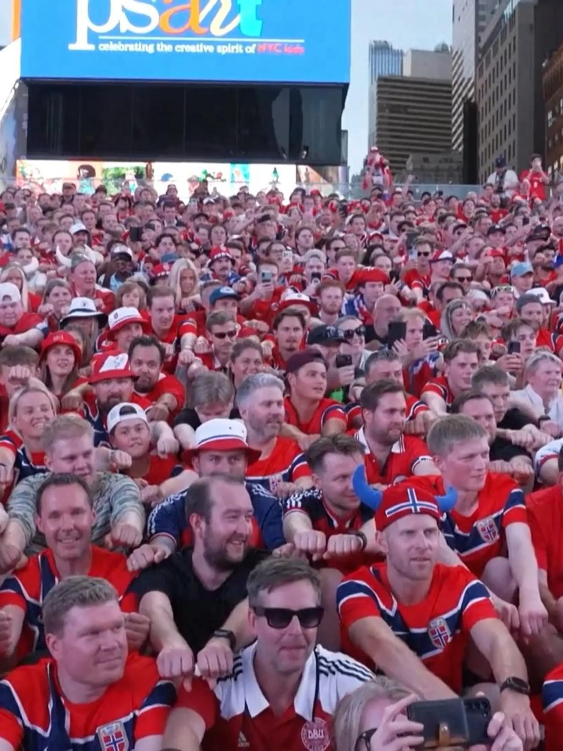 Bild zu: "New York sieht rot! Plötzlich wird der Times Square zum Wikingermeer"