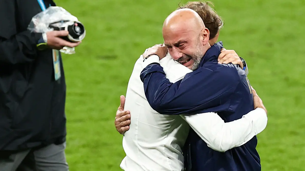 dpatopbilder - 11.07.2021, Großbritannien, London: Fußball: EM, Italien - England, Finalrunde, Finale im Wembley-Stadion. Fußball: EM, Italien - England, Finalrunde, Finale im Wembley-Stadion. Italiens Trainer Roberto Mancini (l) und Gianluca Vialli, Delegationschef der italienischen Nationalmannschaft, umarmen sich nach dem gewonnen Elfmeterschießen. Foto: Christian Charisius/dpa +++ dpa-Bildfunk +++