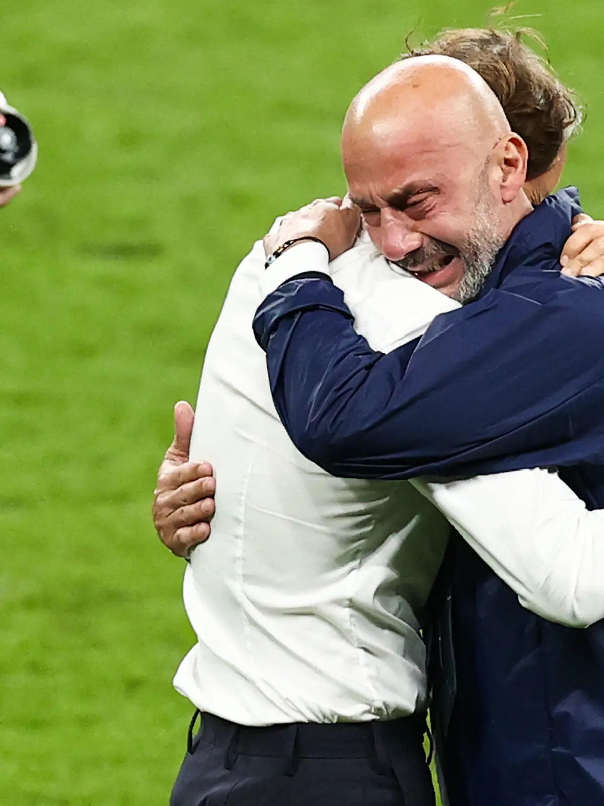 dpatopbilder - 11.07.2021, Großbritannien, London: Fußball: EM, Italien - England, Finalrunde, Finale im Wembley-Stadion. Fußball: EM, Italien - England, Finalrunde, Finale im Wembley-Stadion. Italiens Trainer Roberto Mancini (l) und Gianluca Vialli, Delegationschef der italienischen Nationalmannschaft, umarmen sich nach dem gewonnen Elfmeterschießen. Foto: Christian Charisius/dpa +++ dpa-Bildfunk +++