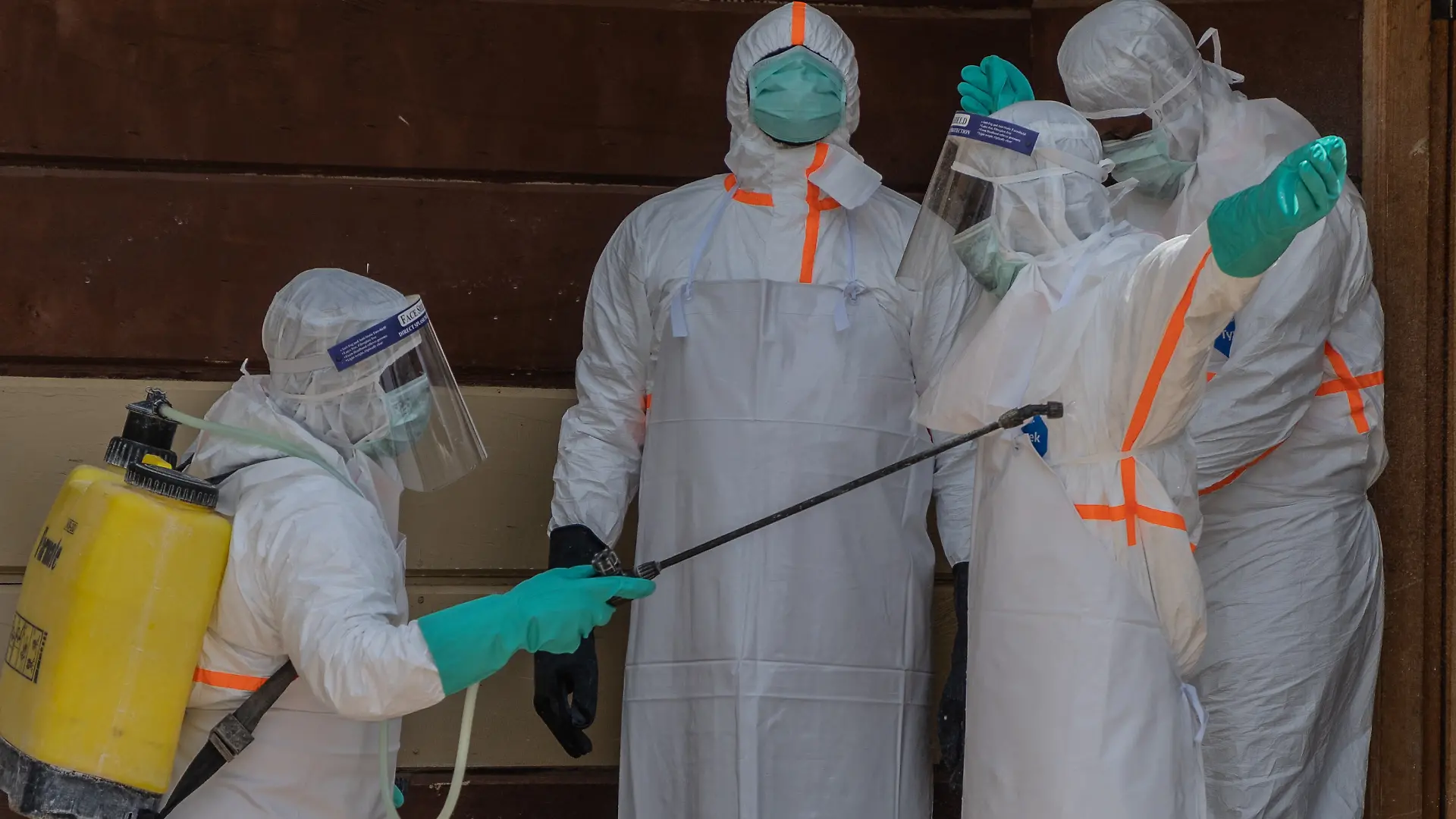 Medizinisches Personal wird im Einsatz gegen die Ebola-Epidemie desinfiziert an der Citadelle-Klinik. +++ dpa-Bildfunk +++