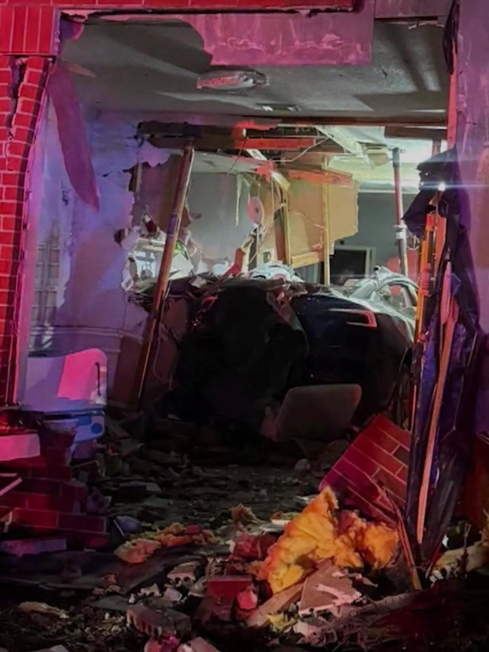 Bild zu: "Tesla schießt durch die Hauswand – Großmutter stirbt nach Horror-Crash"