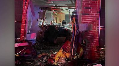 Bild von Tesla schießt durch die Hauswand – Großmutter stirbt nach Horror-Crash
