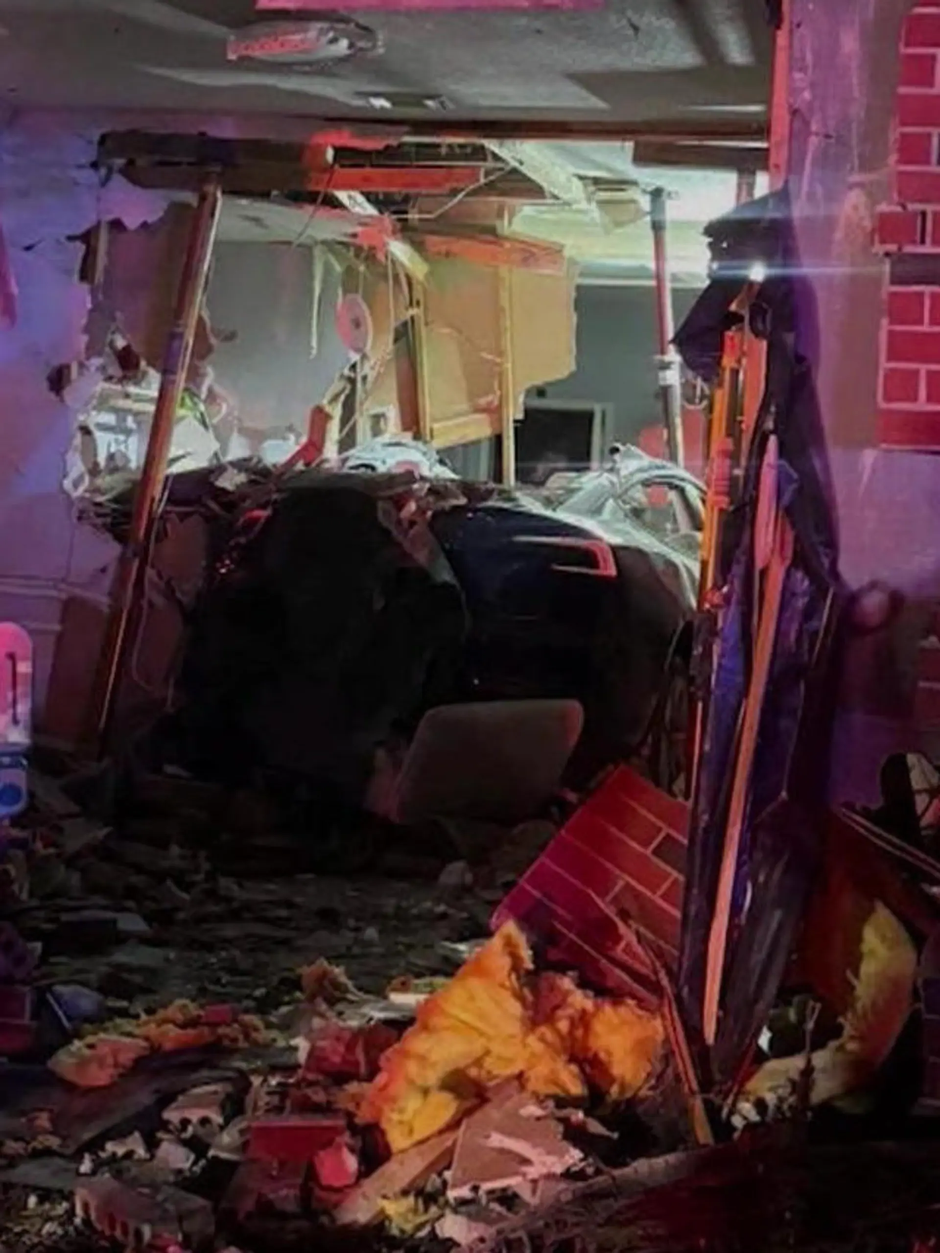 Bild zu: "Tesla schießt durch die Hauswand – Großmutter stirbt nach Horror-Crash"