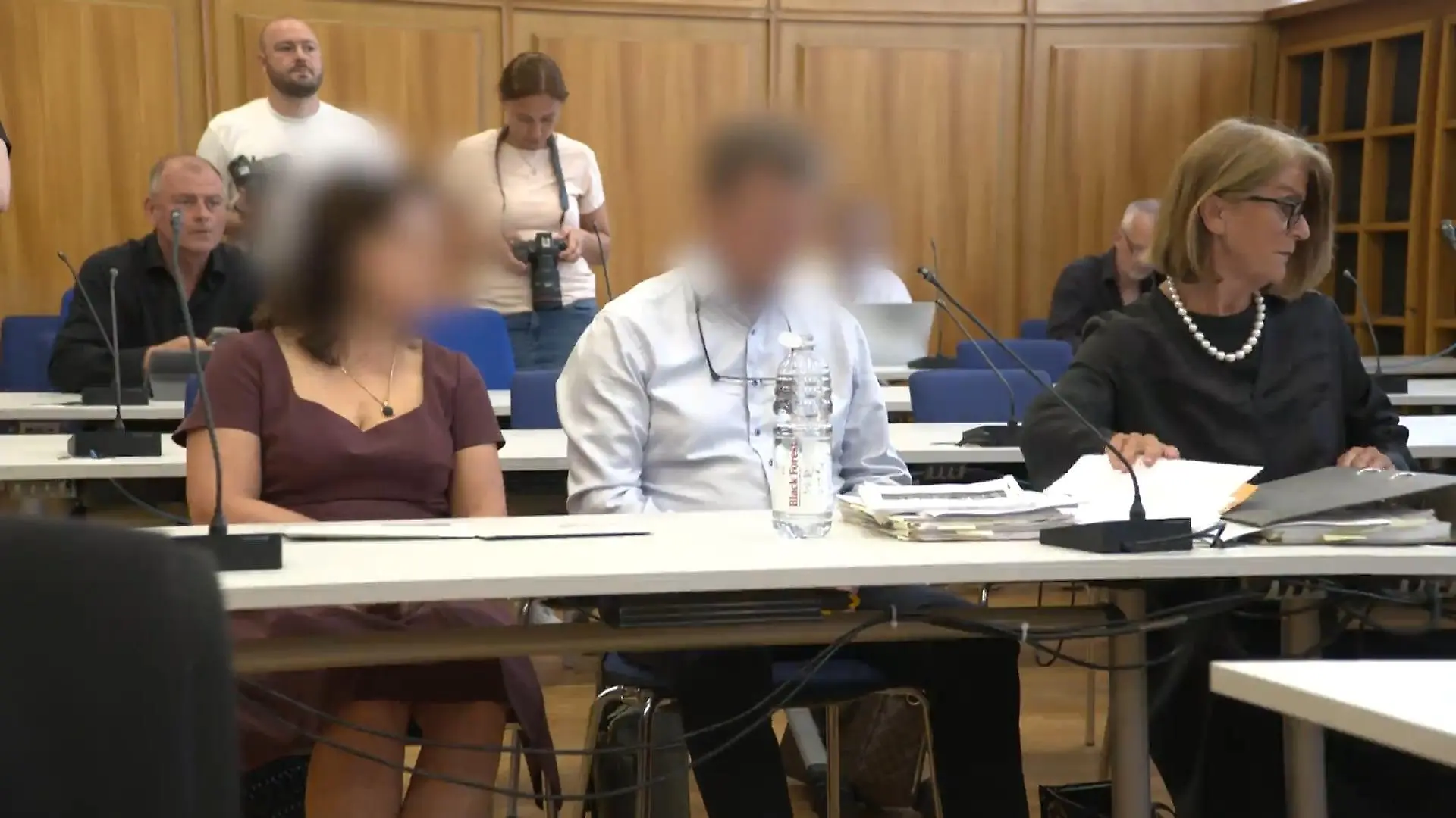 Bild zu: "Jäger spannt Drahtfallen für Mountainbiker – er steht wegen versuchten Mordes vor Gericht"