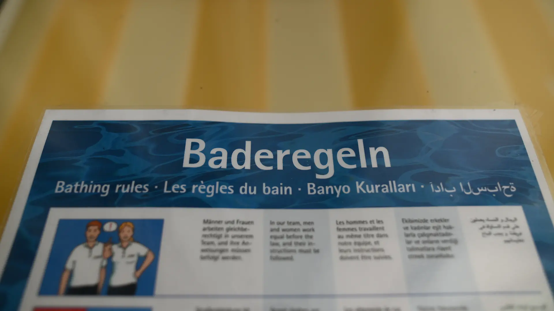Baderegeln hängen im Freibad an einer Wand. (zu dpa "Kommunen pochen in Freibädern auf Hausordnung und Baderegeln")