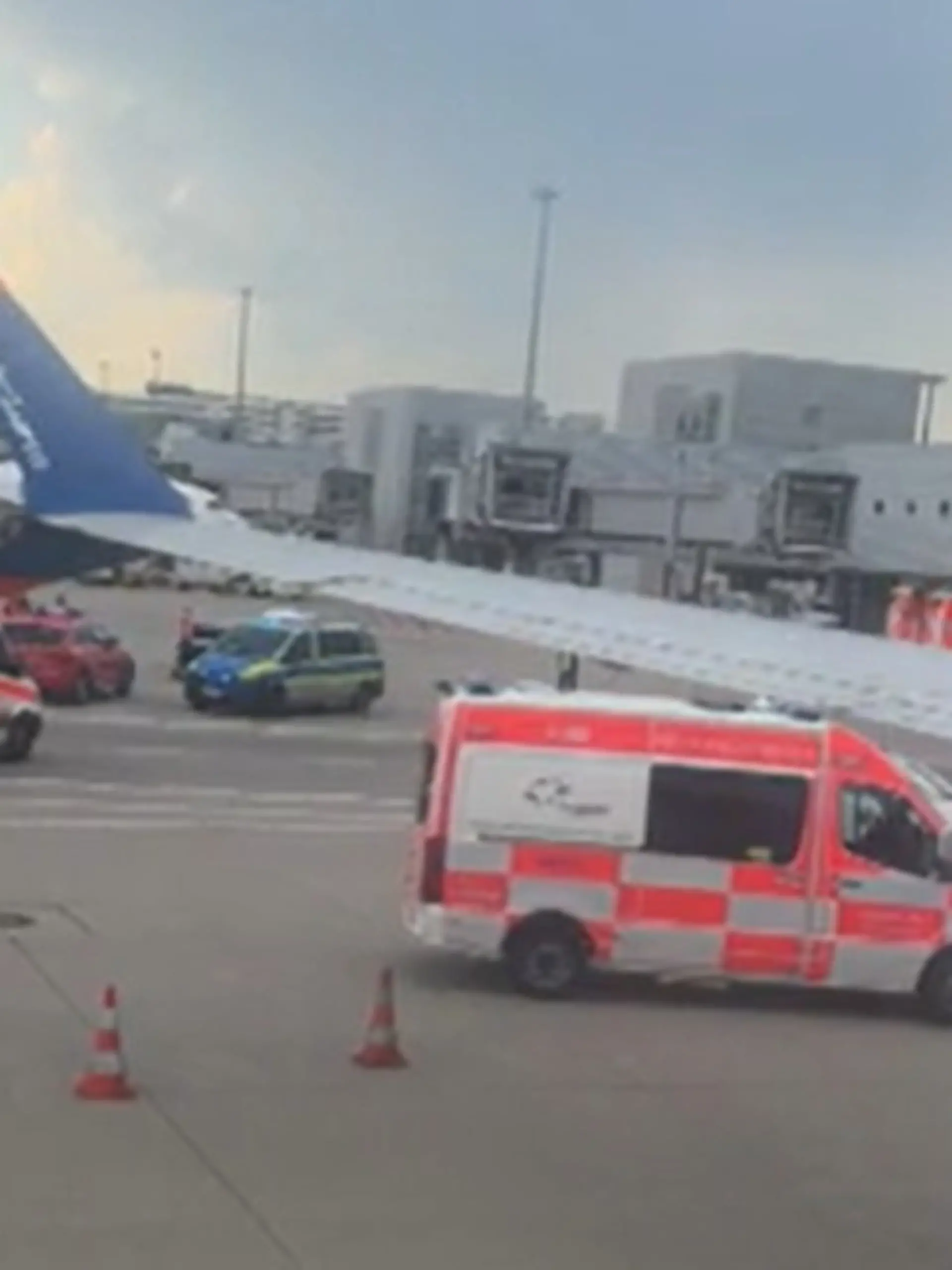 Mehrere Rettungsfahrzeuge umstellen am 21. Juni 2026 die Boeing 737 von SunExpress am Frankfurter Flughafen