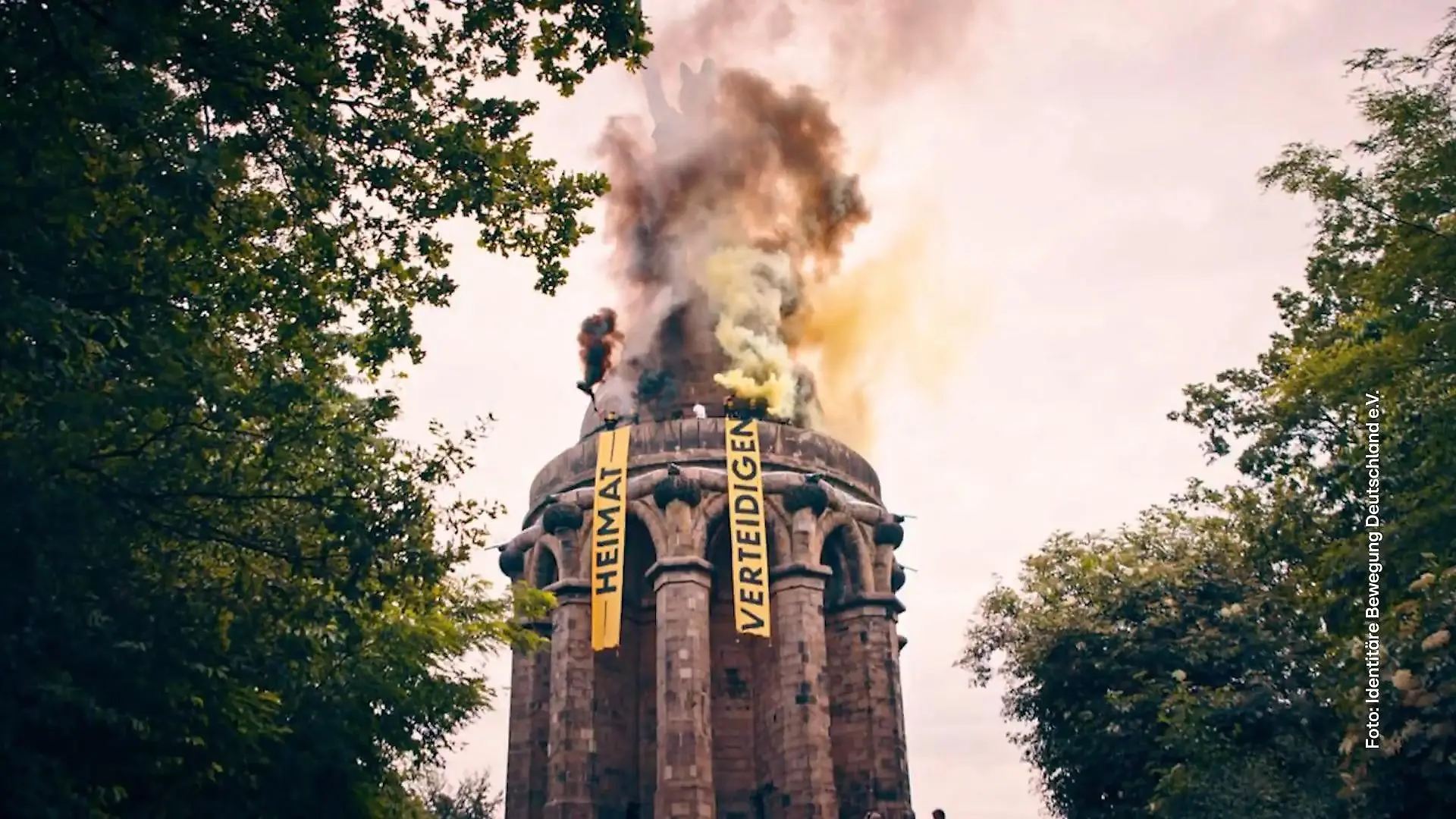Rechtsextreme klettern auf Hermannsdenkmal Großeinsatz in Detmold