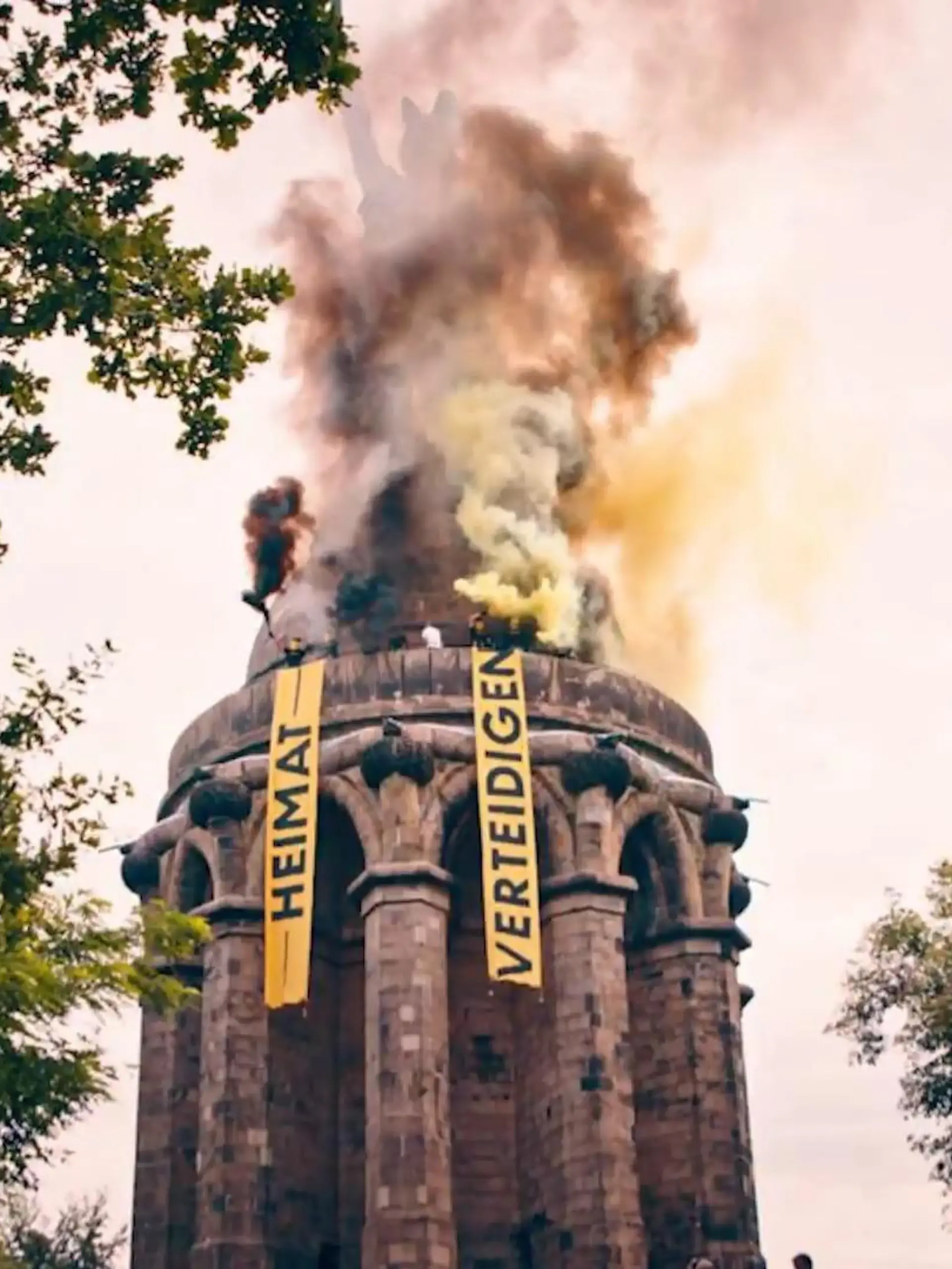 Bild zu: "Rechtsextreme klettern auf Hermannsdenkmal"