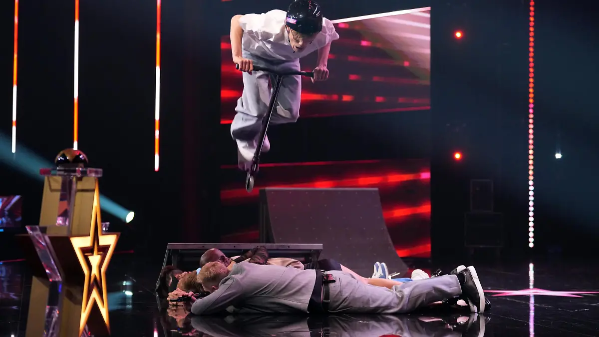 Die Supertalent-Jury in Angst – ob dieser Stunt klappt? Scooter-Max ist erst 14!