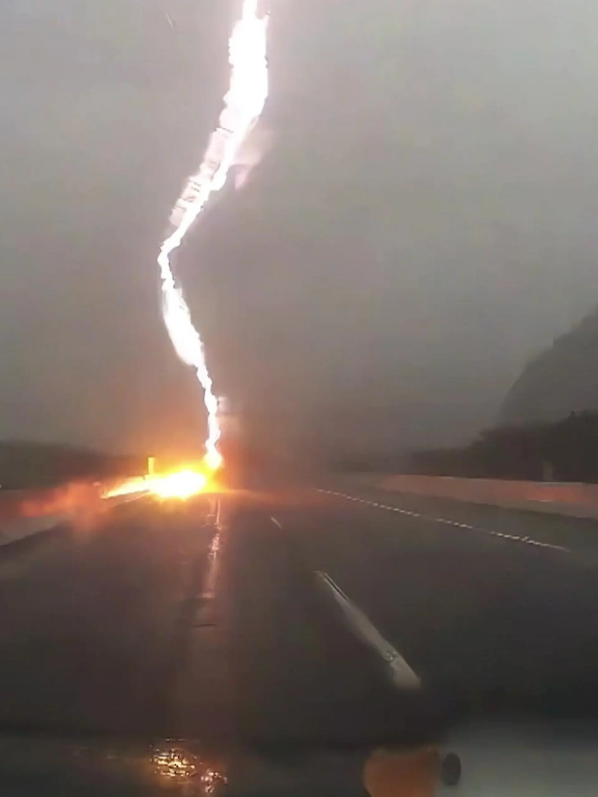 Bild zu: "Mitten auf der Autobahn! Blitz schlägt ein – DAS rettet den Autofahrer"