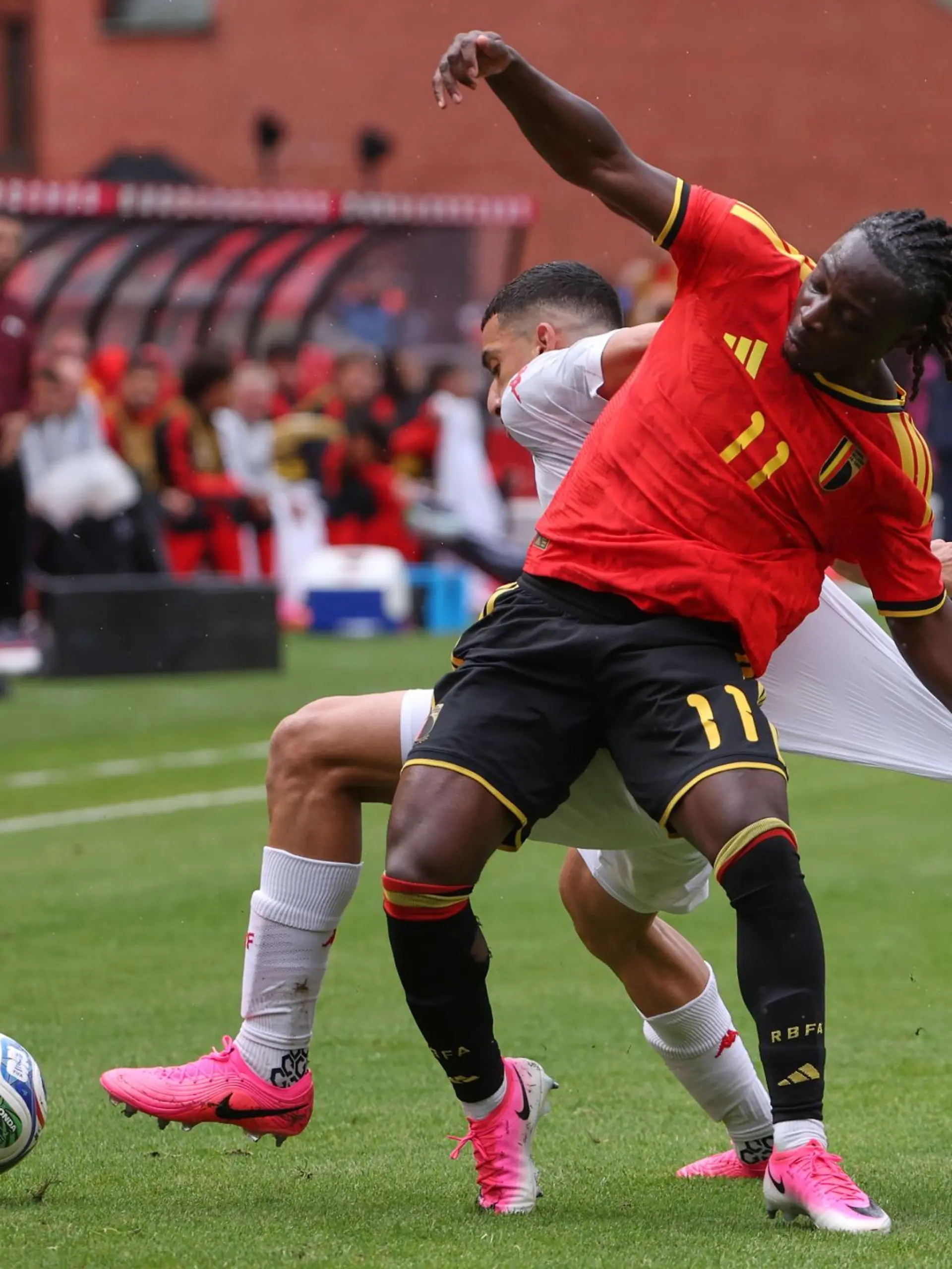 Bild zu: "Nach Debatte: Belgiens Doku erlebt Geburt seines Kindes"