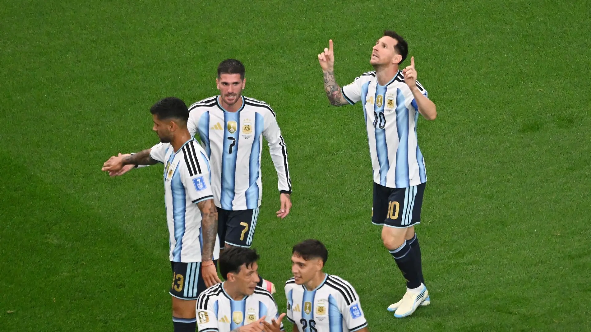 Lionel Messi (r.) nach seinem WM-Rekordtor.