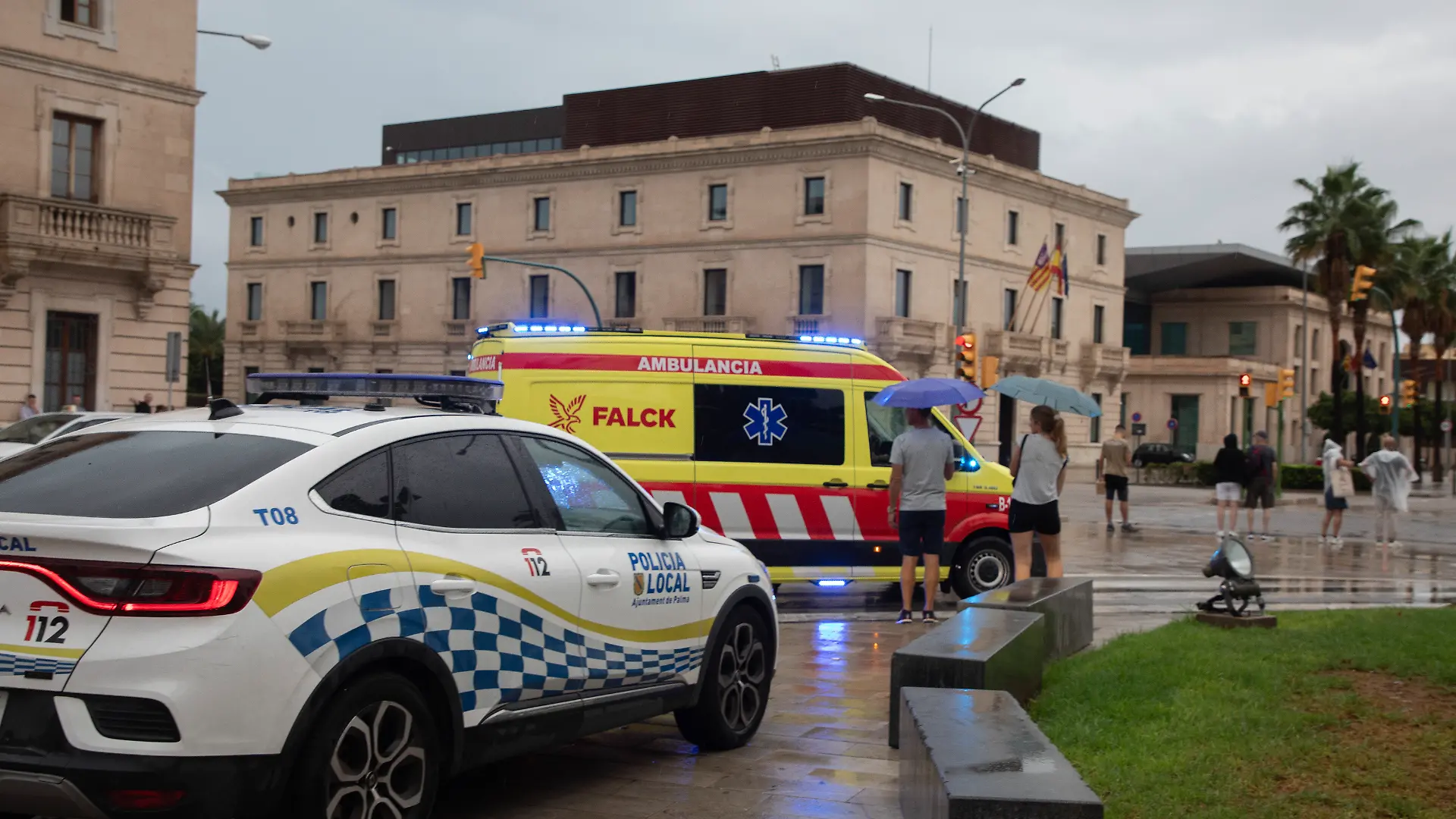 Polizei- und Krankenwagen parken an einem regnerischen Tag in einer Straße in Palma +++ dpa-Bildfunk +++