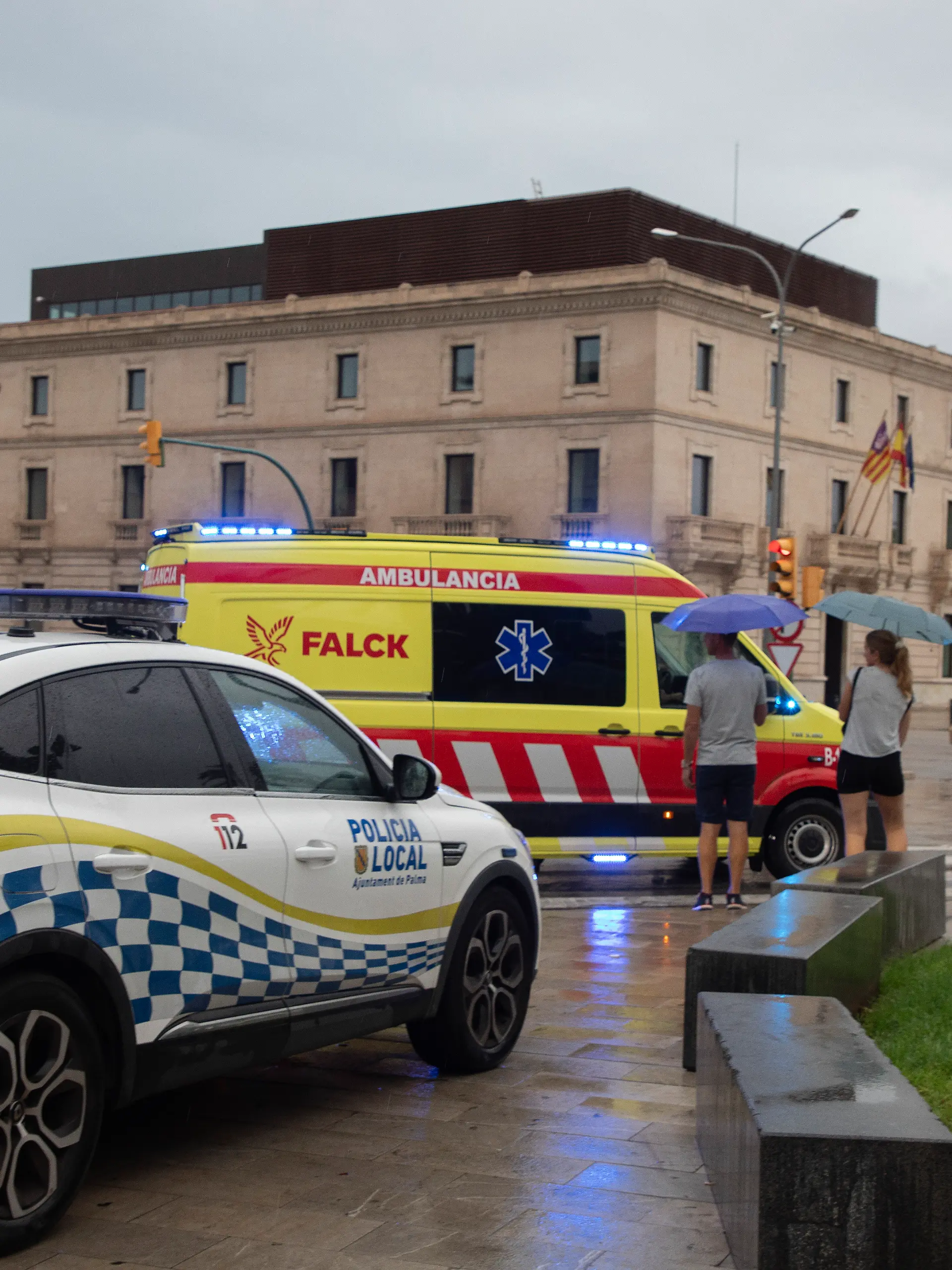 Polizei- und Krankenwagen parken an einem regnerischen Tag in einer Straße in Palma +++ dpa-Bildfunk +++