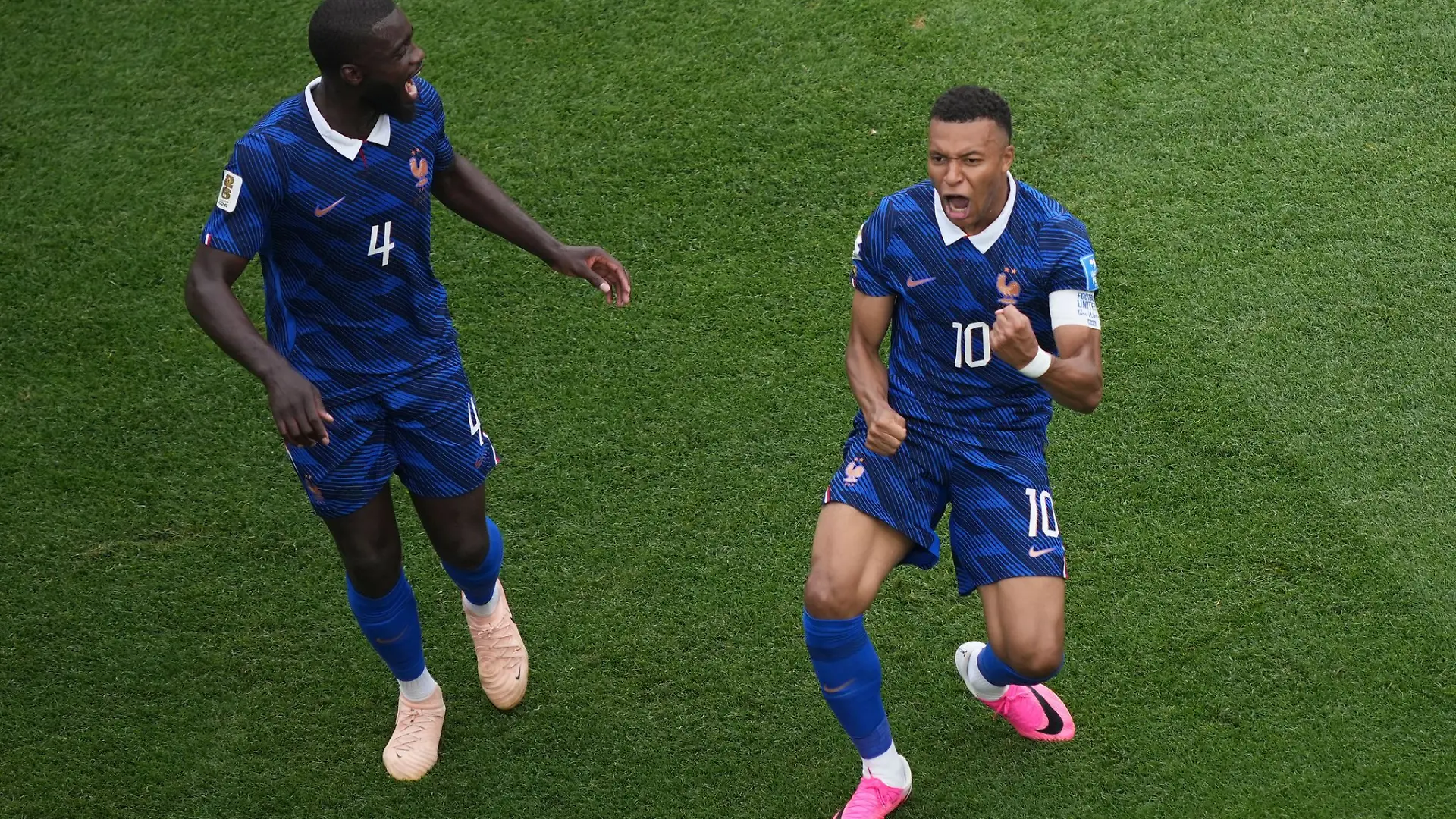 Im 100. Länderspiel: Kylian Mbappé feiert sein Führungstor mit Bayern-Profi Dayot Upamecano.
