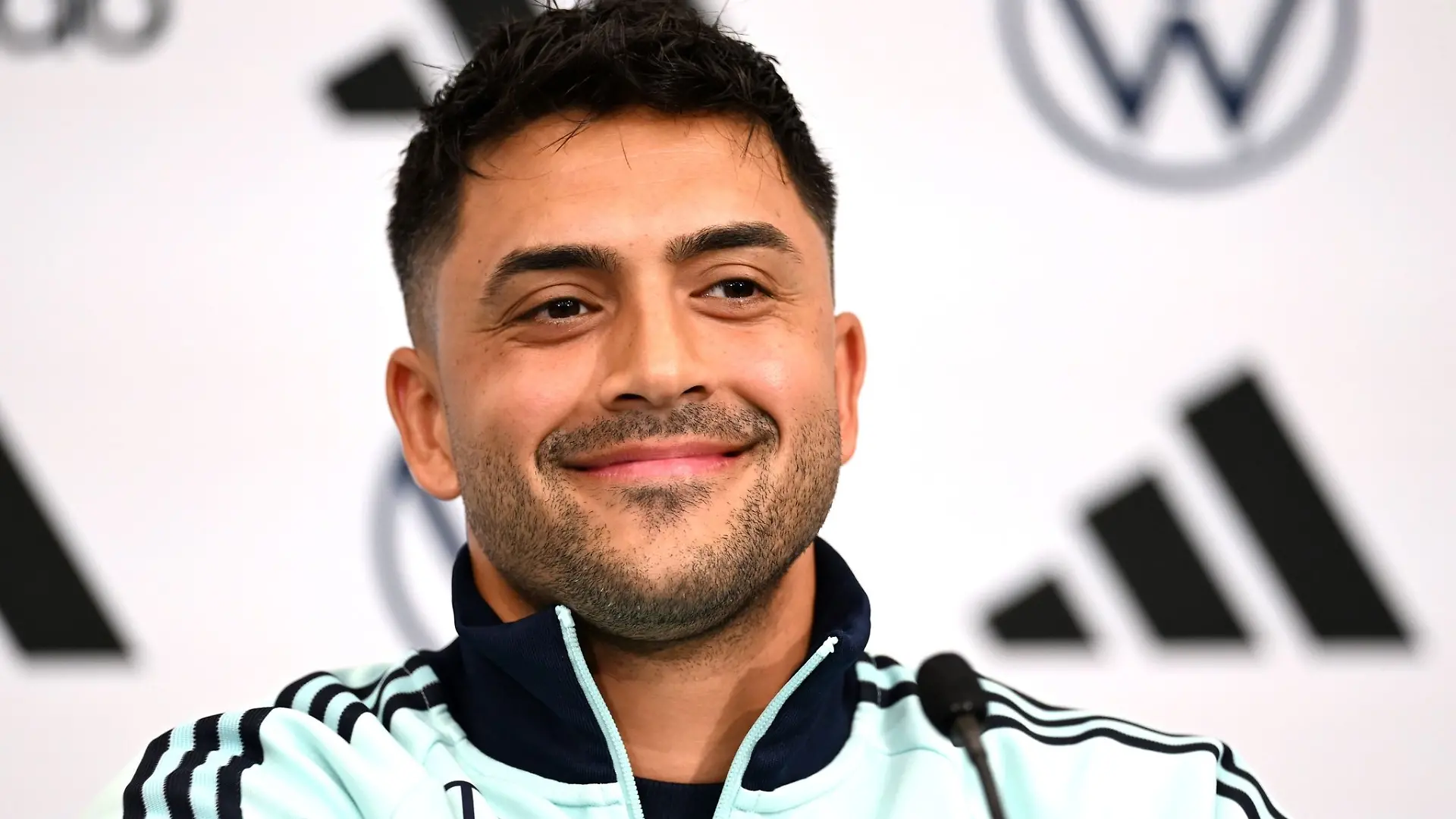 Nadiem Amiri findet den WM-Hit der deutschen Fans gut.