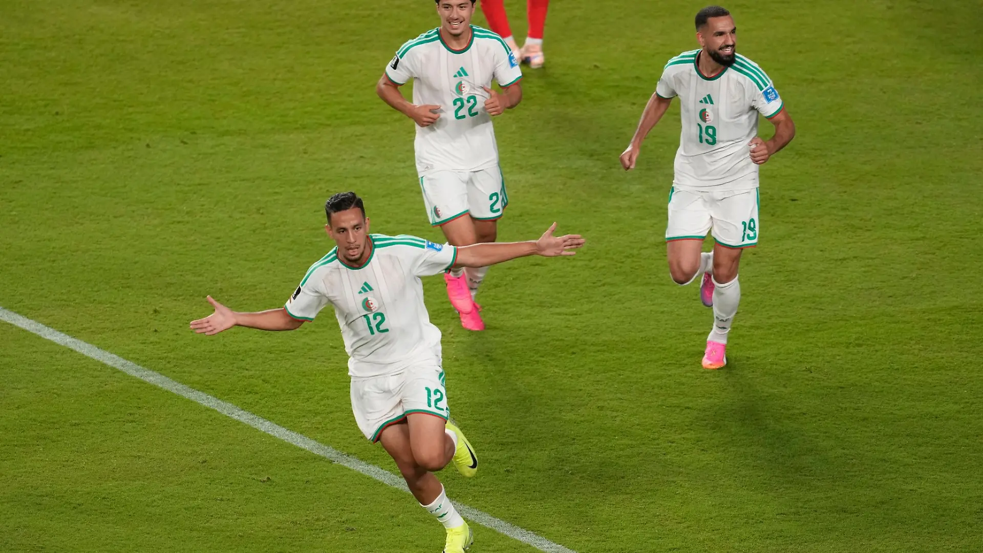 Algerien dreht die Partie gegen Jordanien.