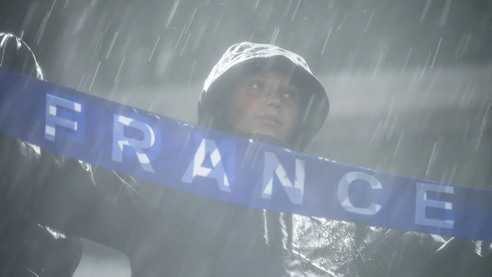 Ein französischer Fan im Regen von Philadelphia.